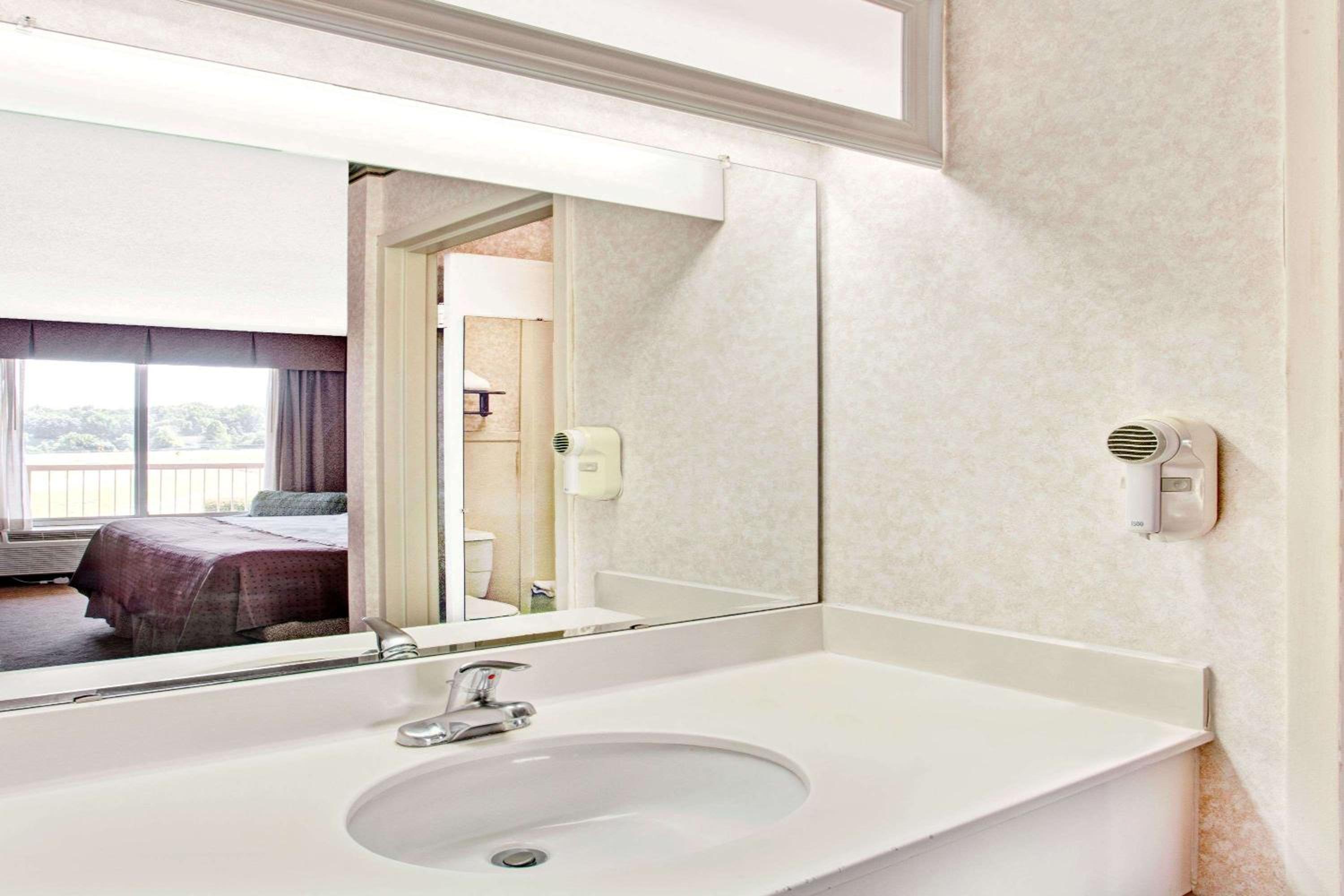 Forrest City Vacations - Days Inn by Wyndham Forrest City - Property Image 6