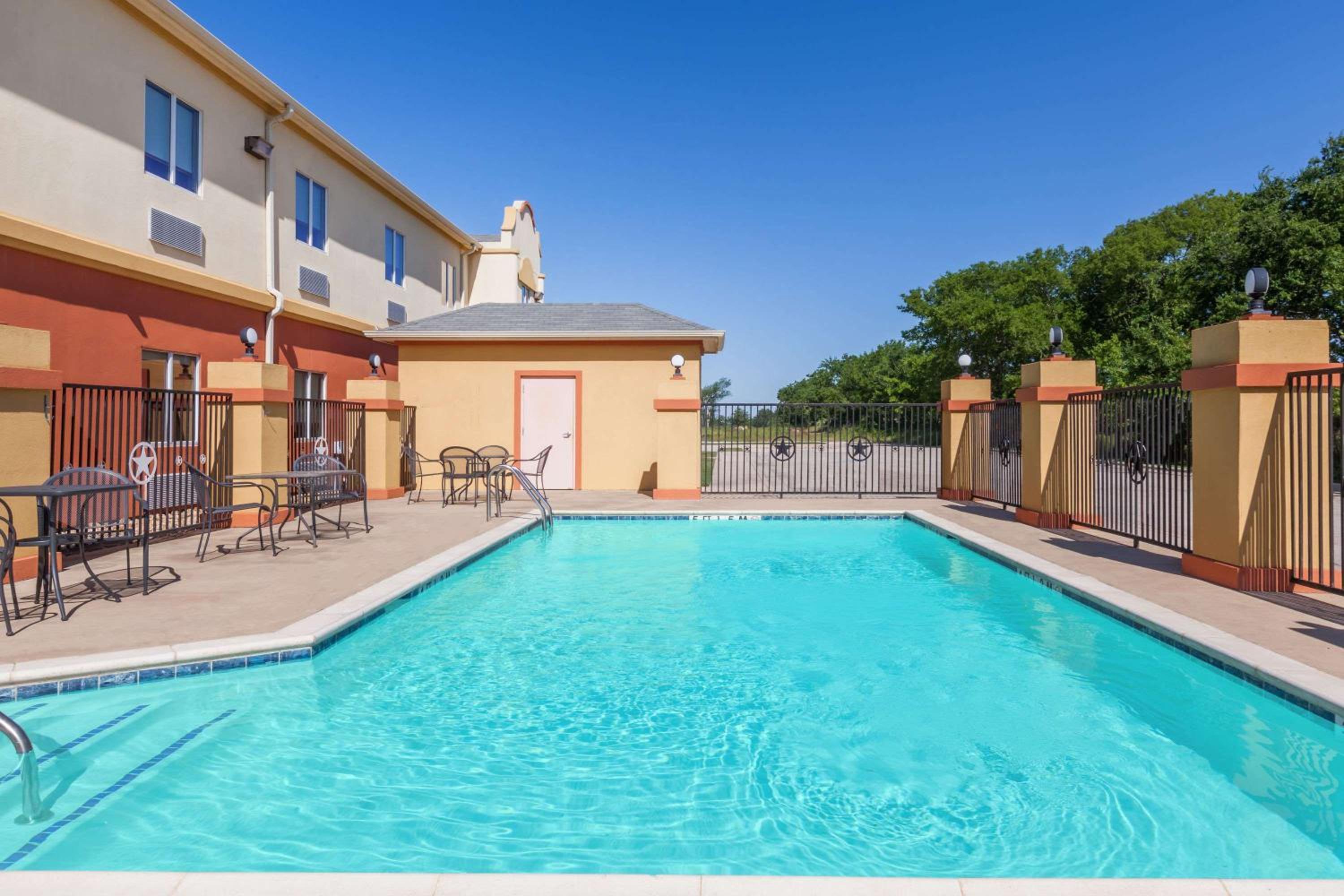 Days Inn & Suites by Wyndham Marquez view 3