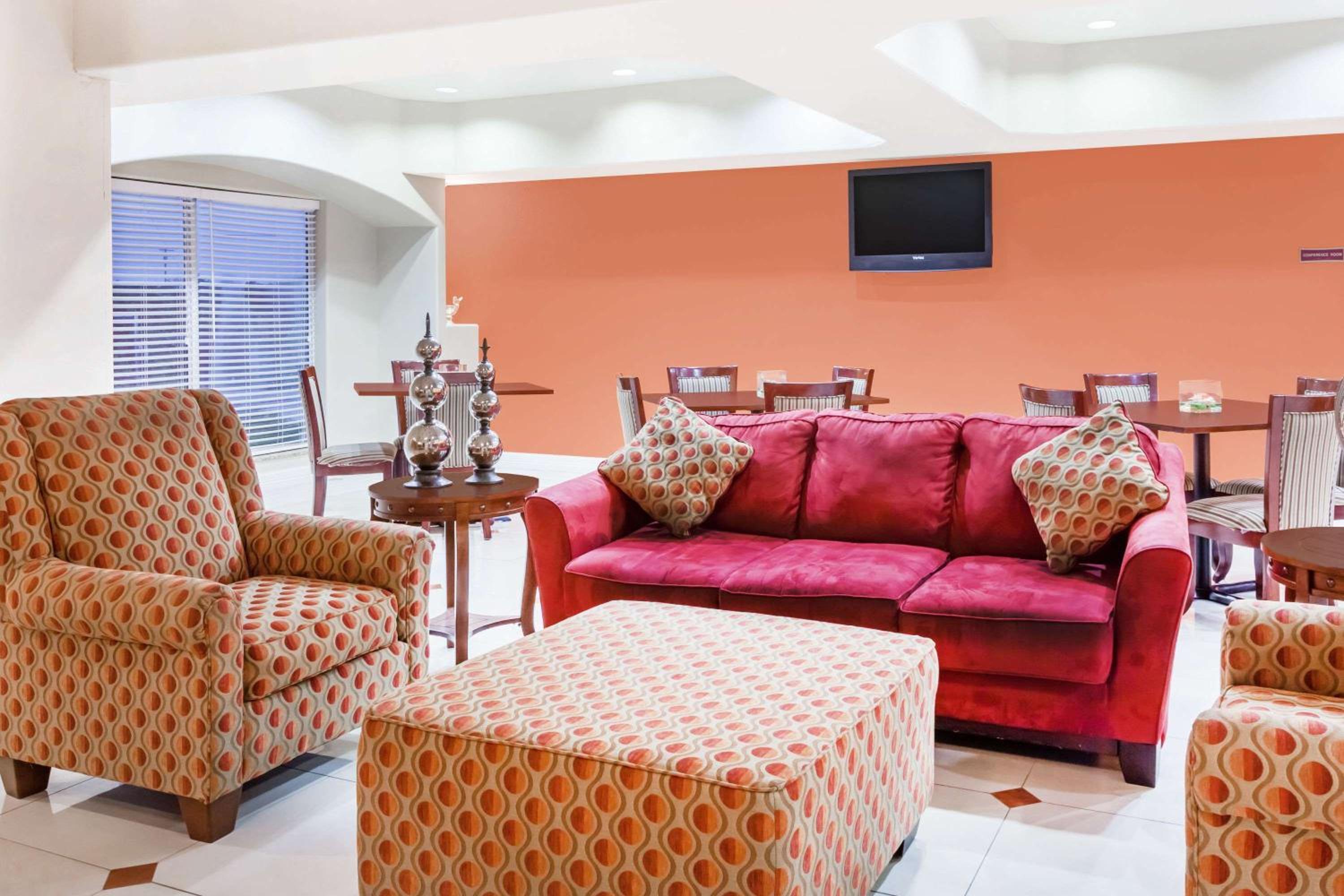 Days Inn & Suites by Wyndham Marquez view 2