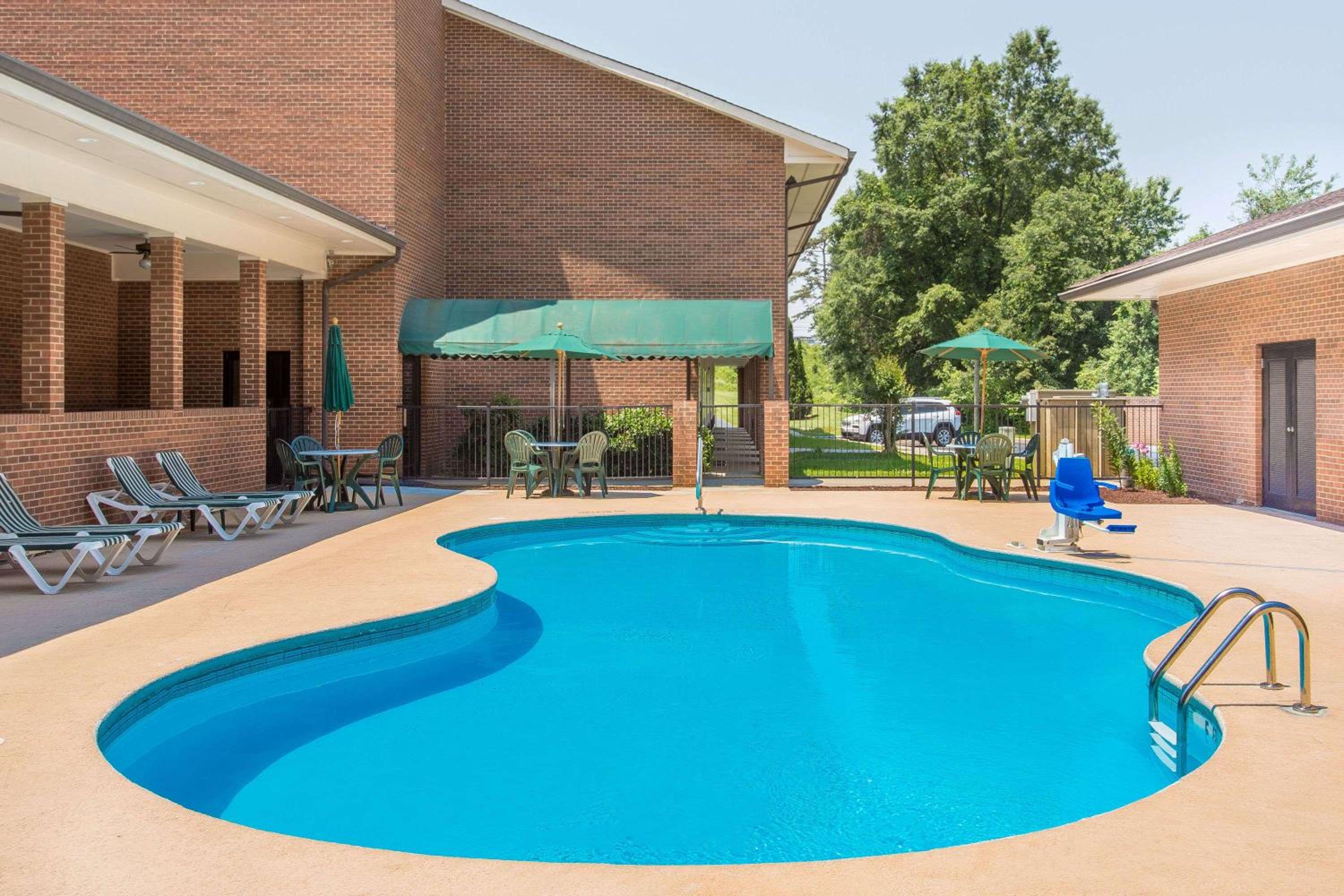 Days Inn by Wyndham Lexington view 3