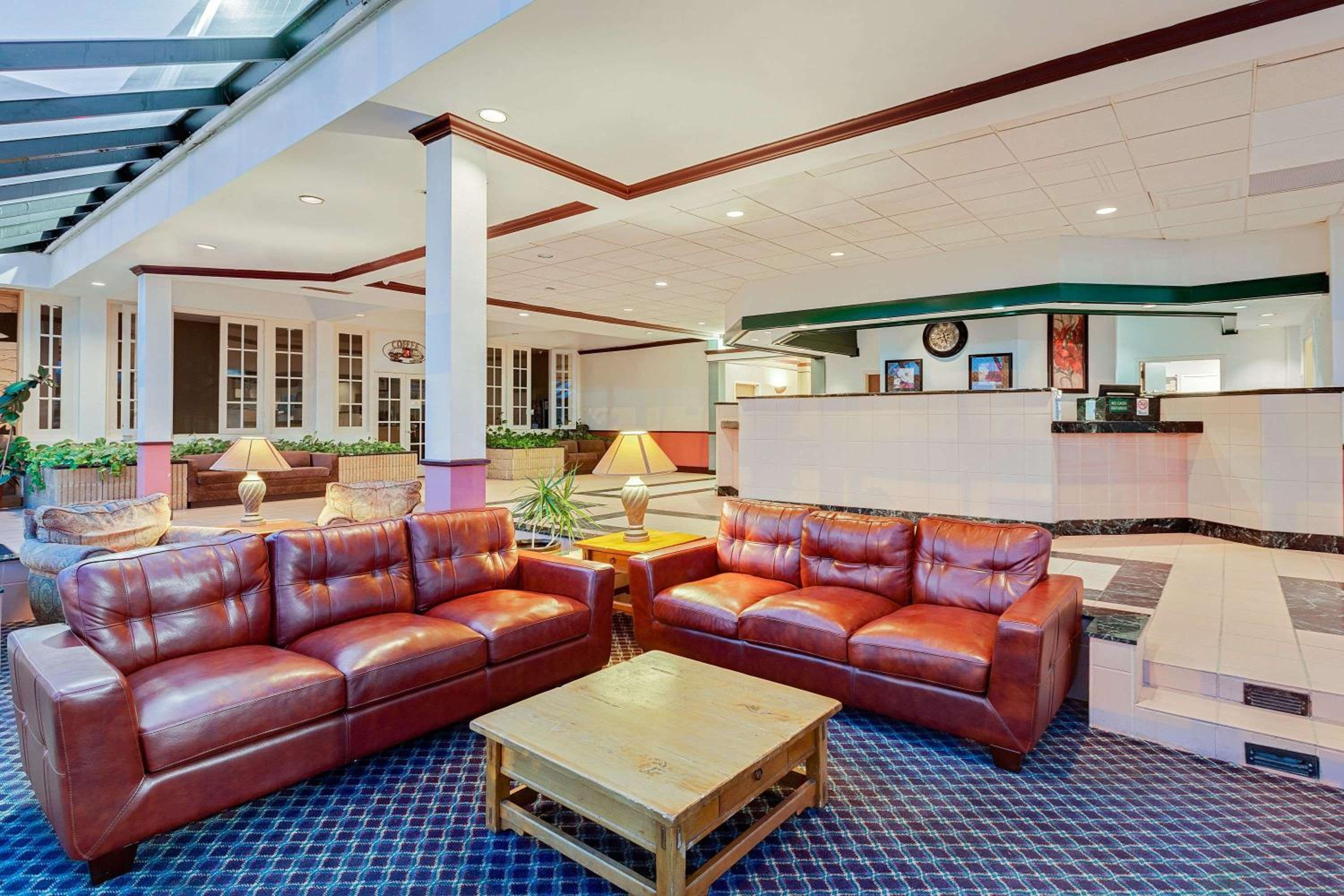 Days Inn by Wyndham Bay City view 2