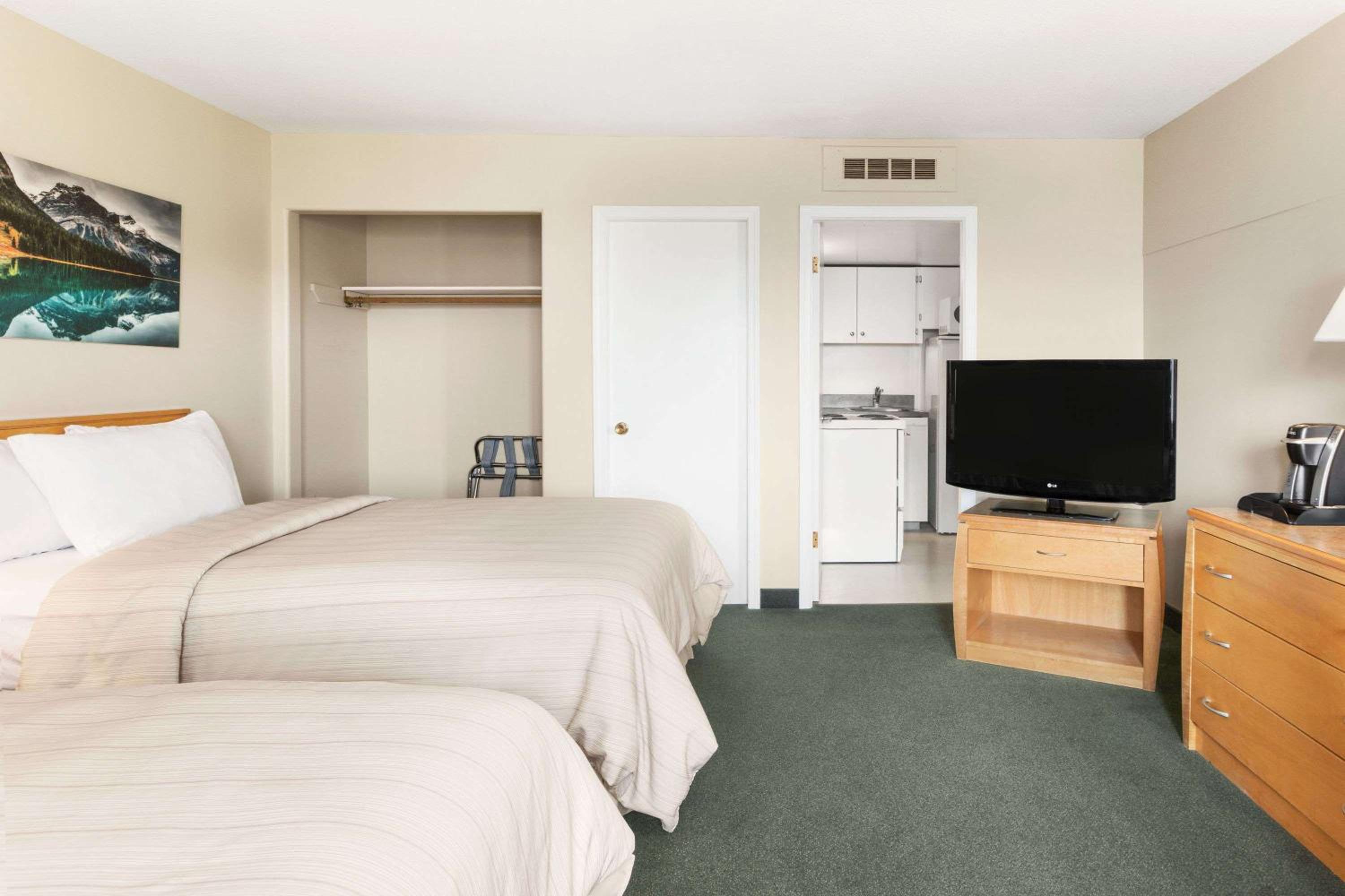 Golden Vacations - Days Inn by Wyndham Golden - Property Image 49