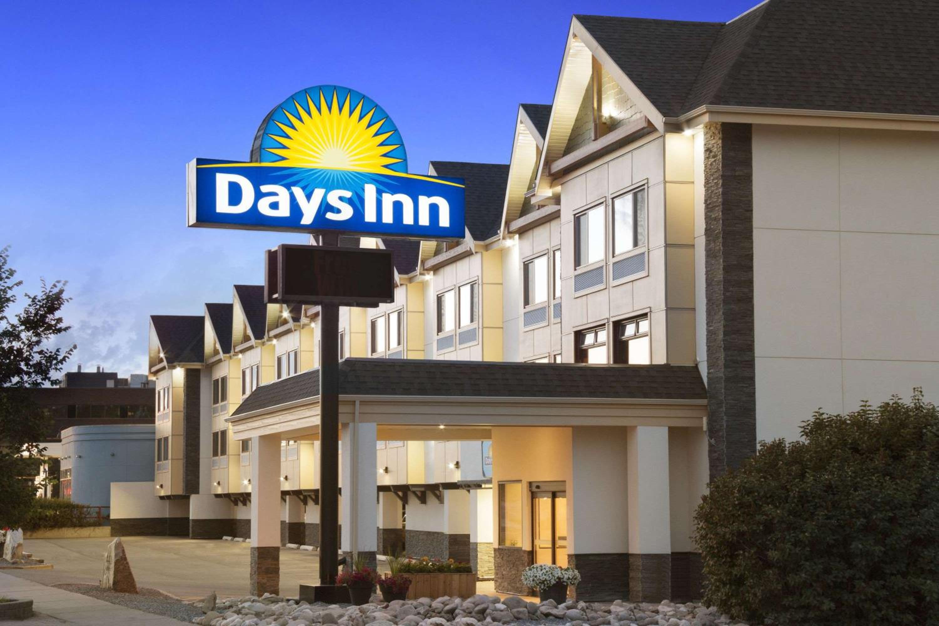 Hotel Days Inn by Wyndham Calgary Northwest - Image 1
