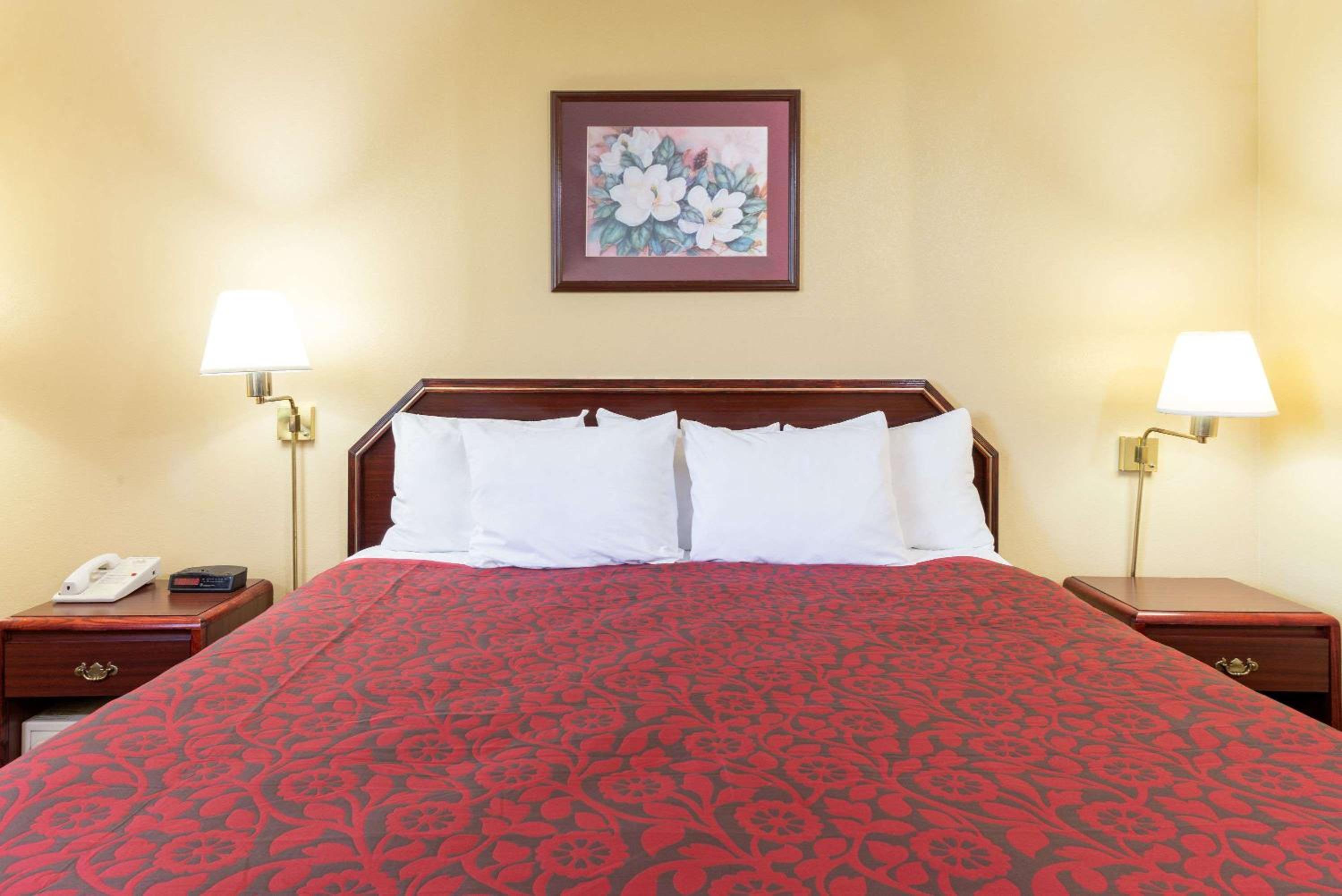 Days Inn by Wyndham Hagerstown I-70 view 5