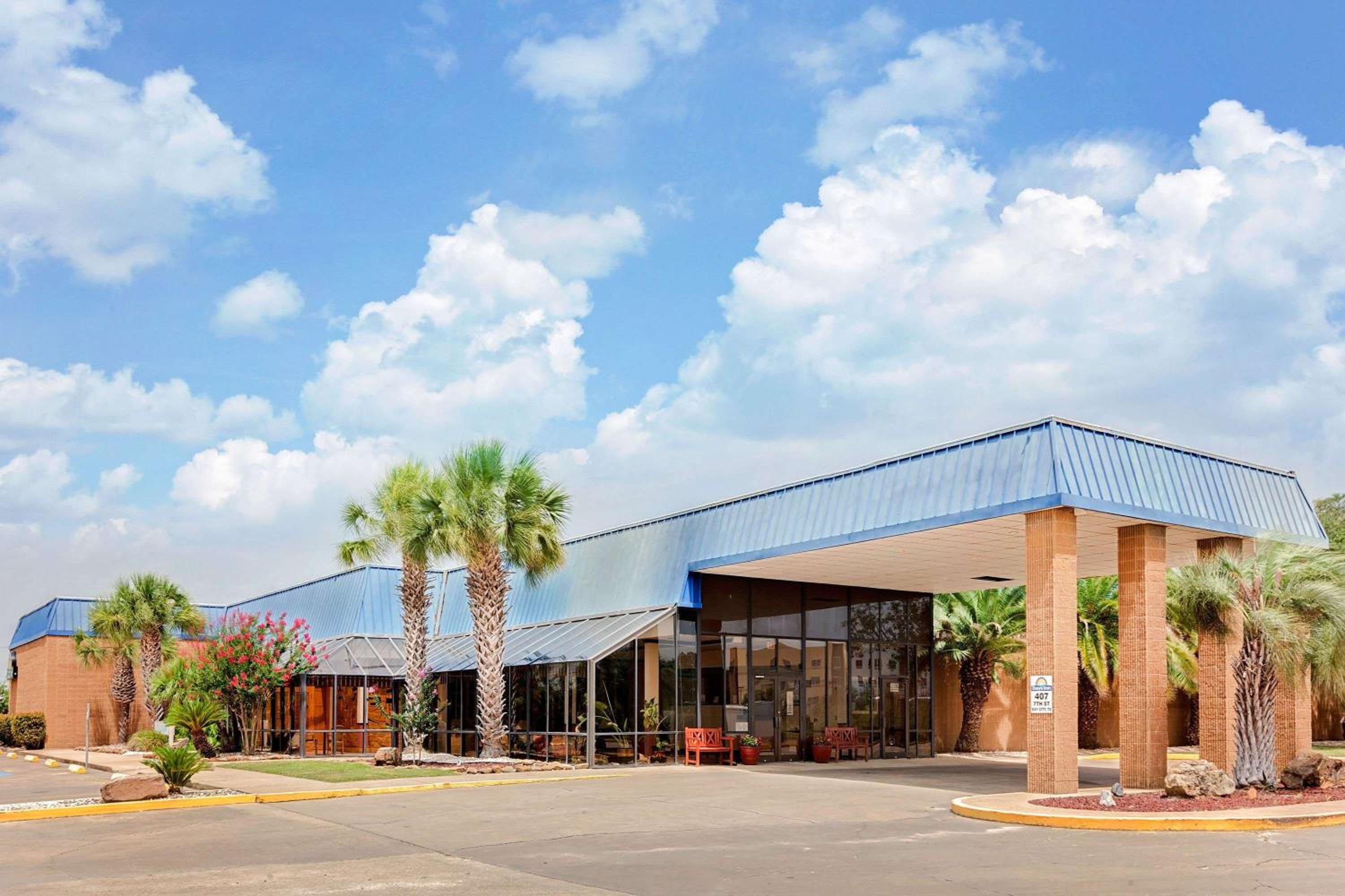 Bay City Vacations - Days Inn by Wyndham Bay City - Property Image 1