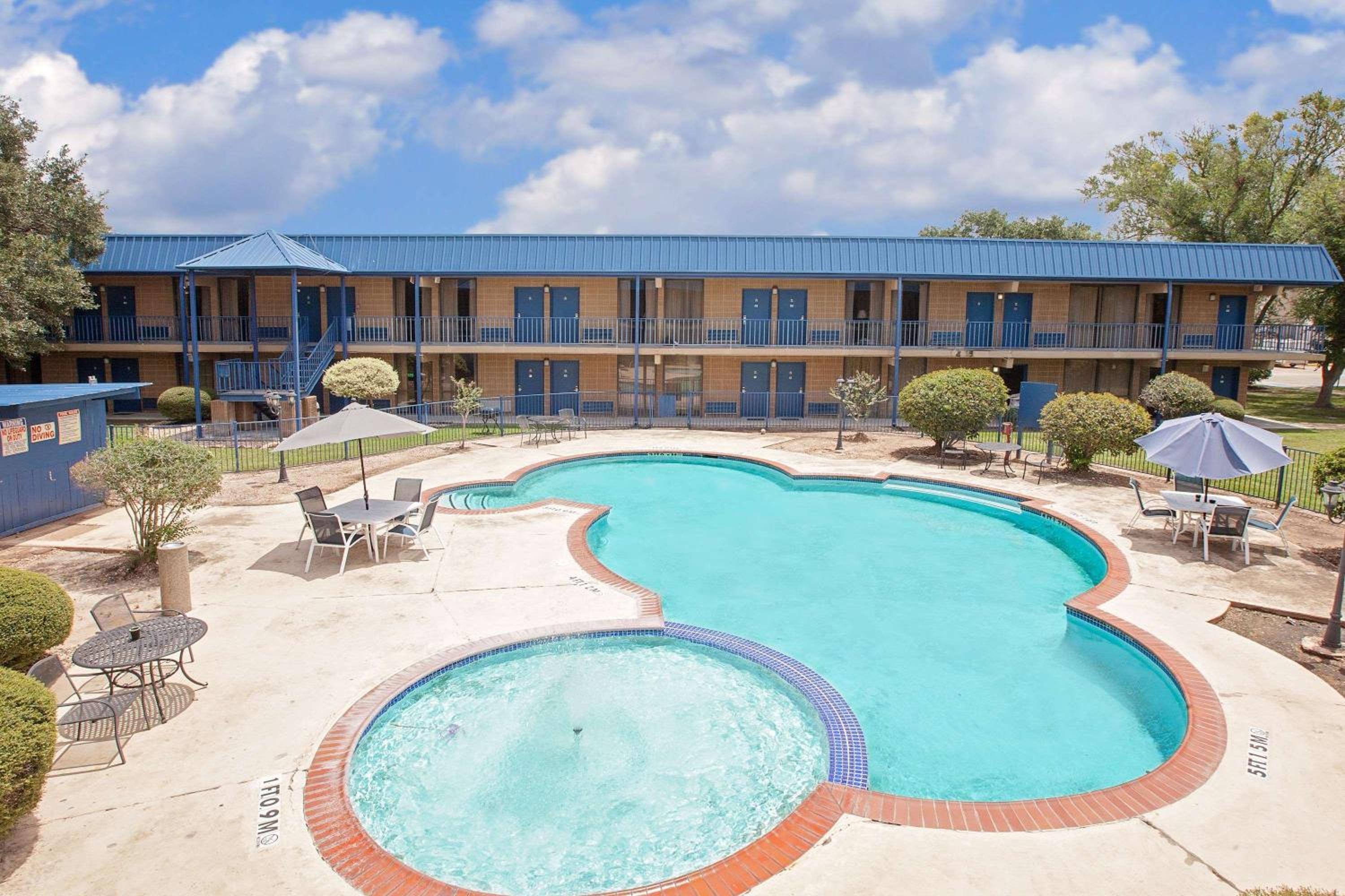Days Inn by Wyndham Bay City view 3