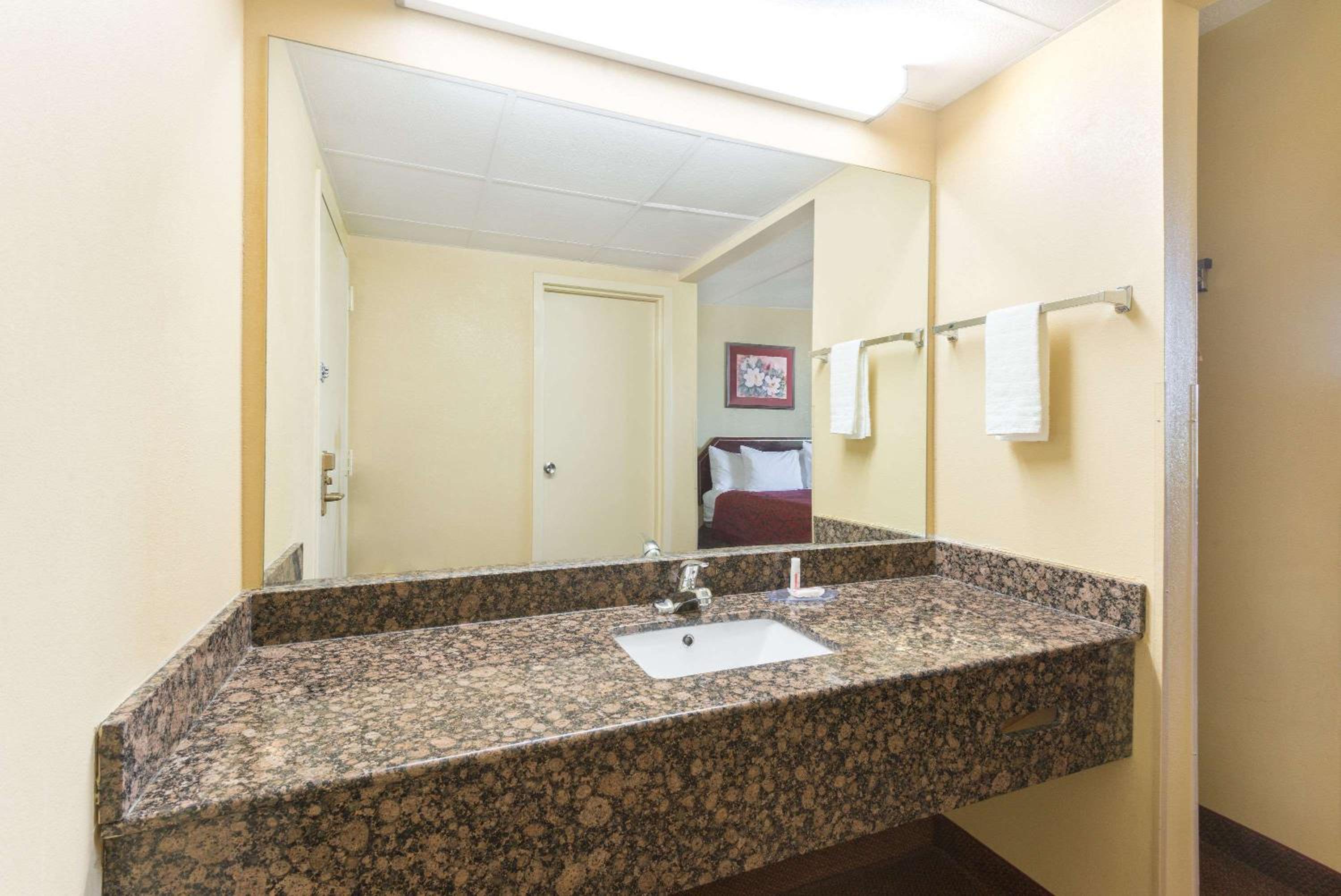 Days Inn by Wyndham Hagerstown I-70 view 4