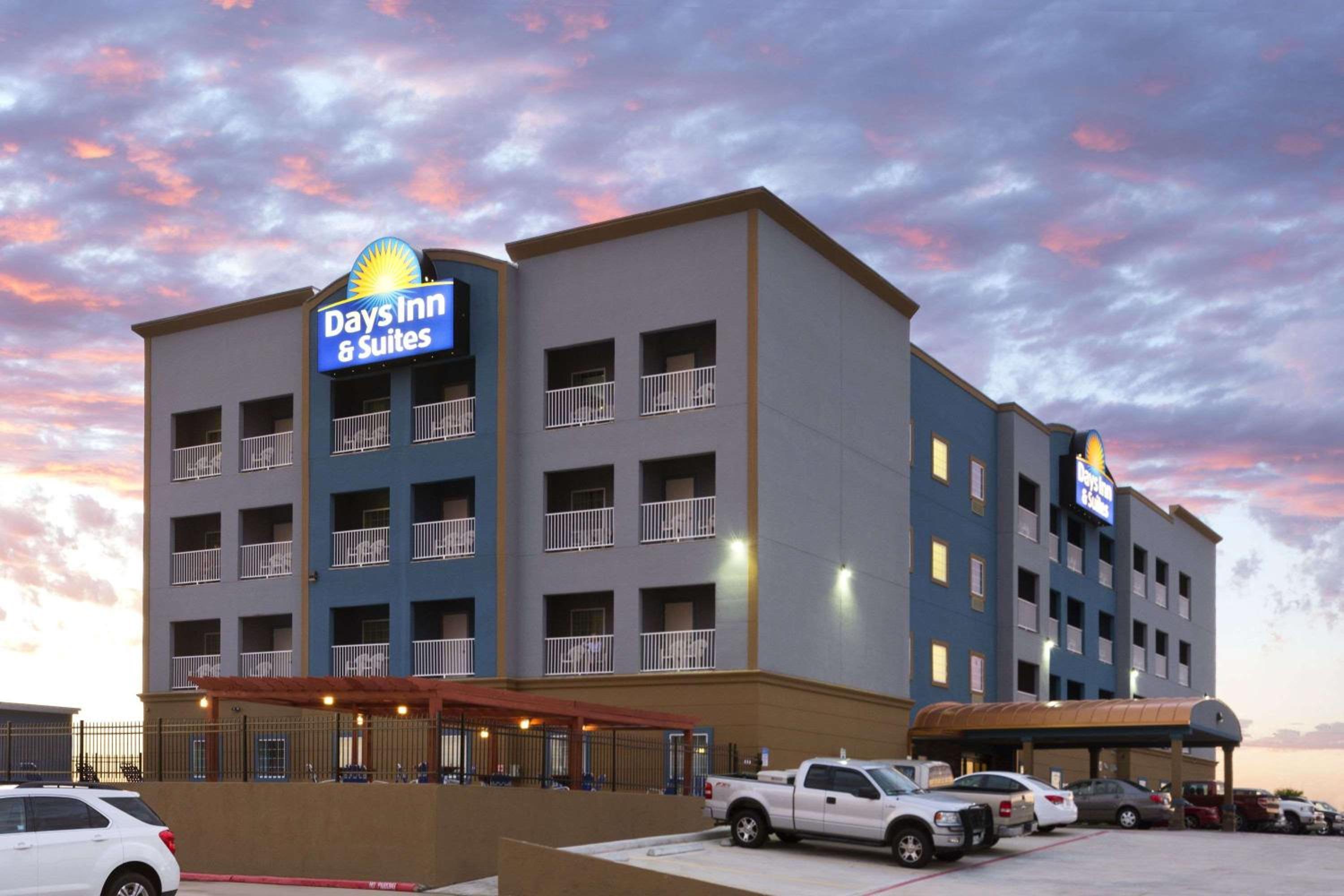 Hotel Days Inn & Suites by Wyndham Galveston West/Seawall - Image 1