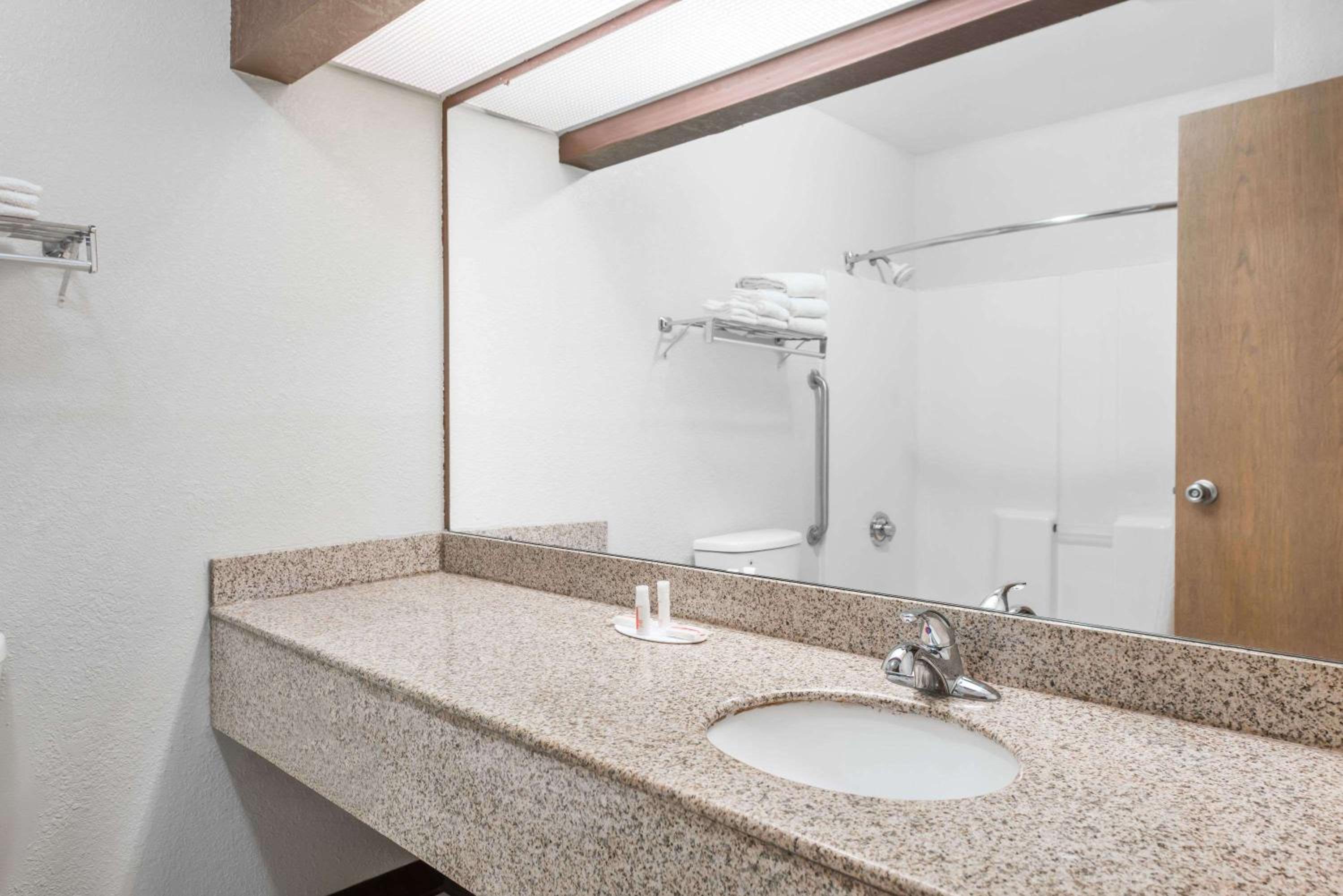 Days Inn & Suites by Wyndham Casey