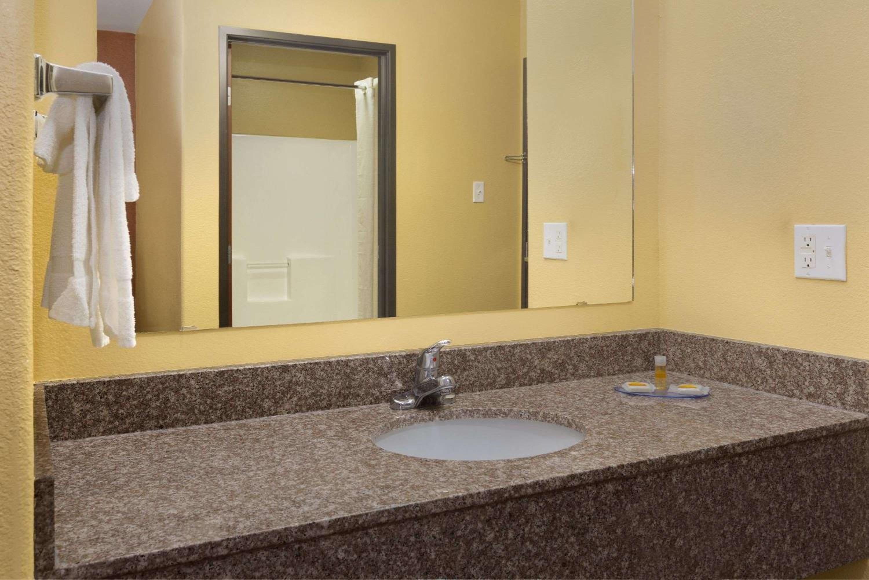 Days Inn by Wyndham Lumberton view 5