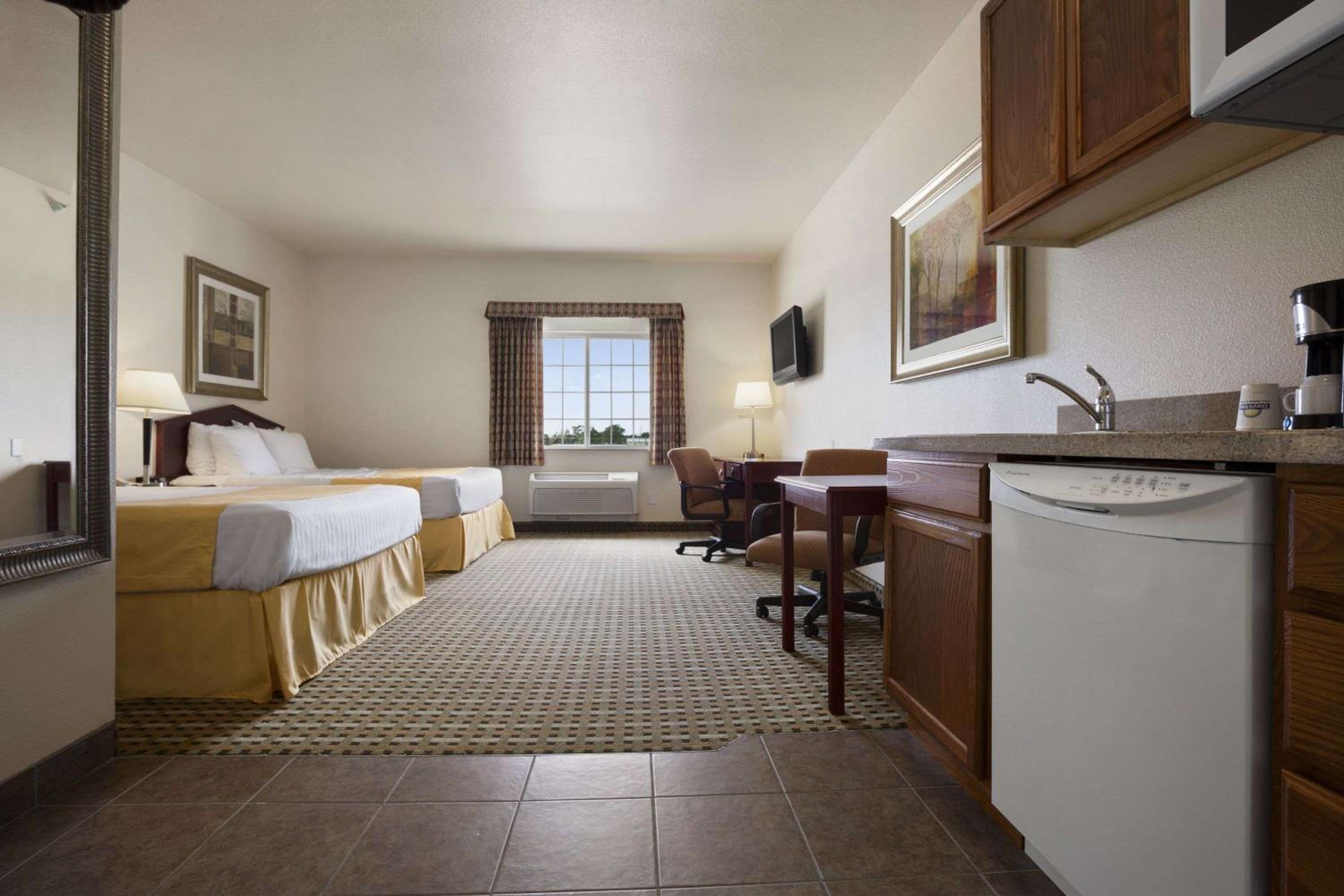 Days Inn & Suites by Wyndham Columbus NE