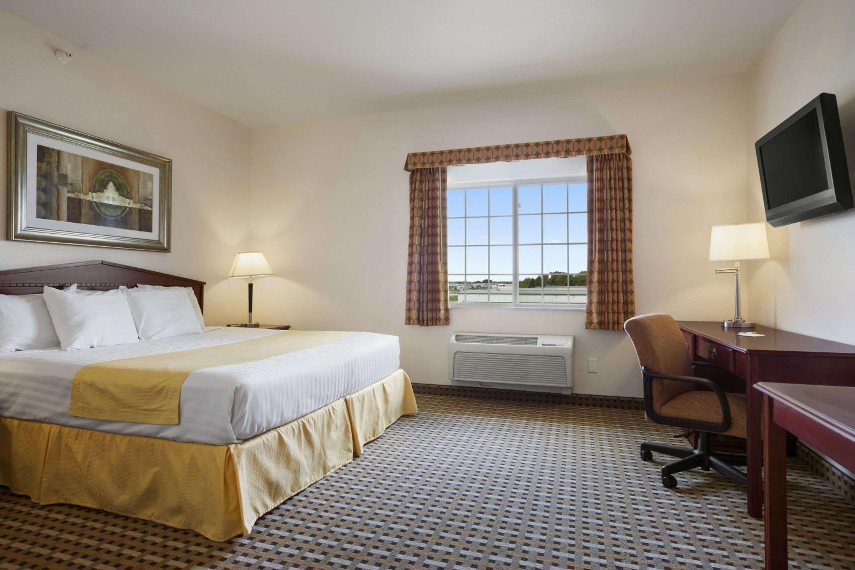 Days Inn & Suites by Wyndham Columbus NE