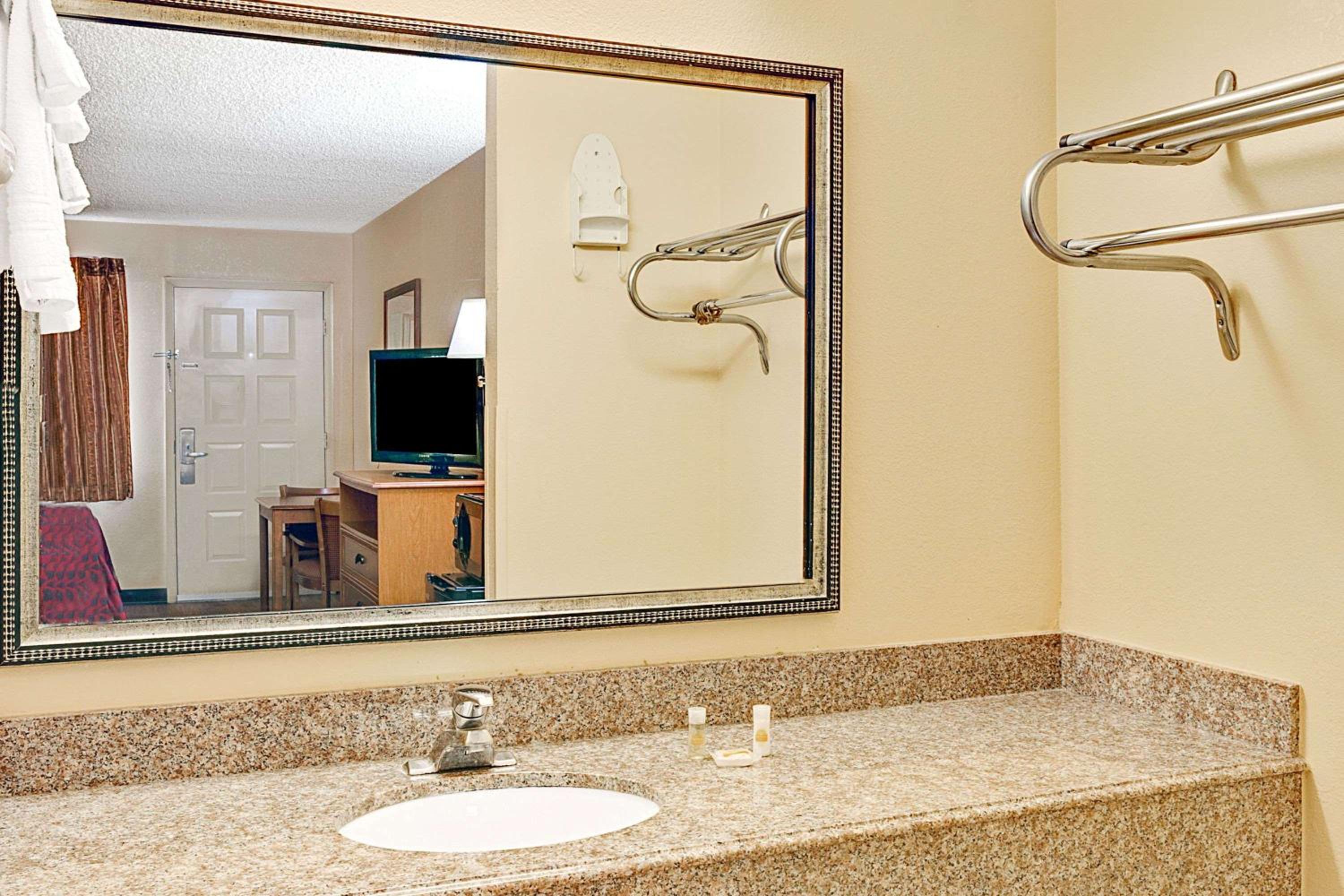 Days Inn by Wyndham Boerne - Property Image 6