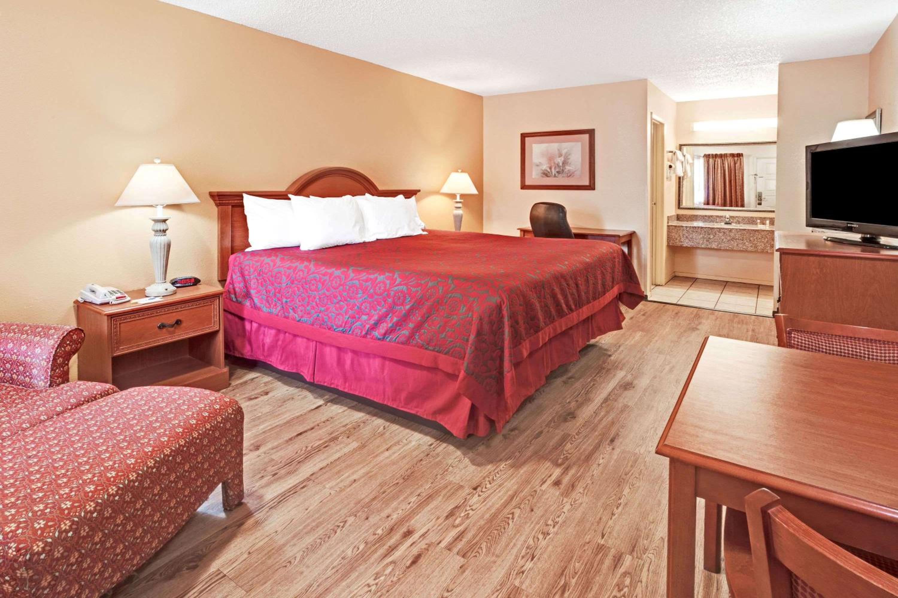 Days Inn by Wyndham Boerne - Property Image 8