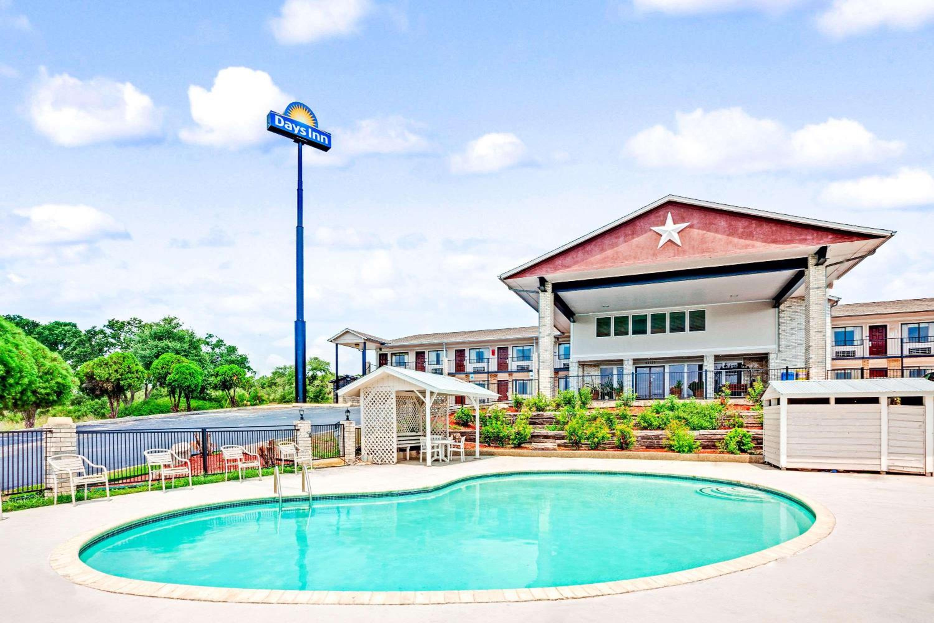 Days Inn by Wyndham Boerne view 4