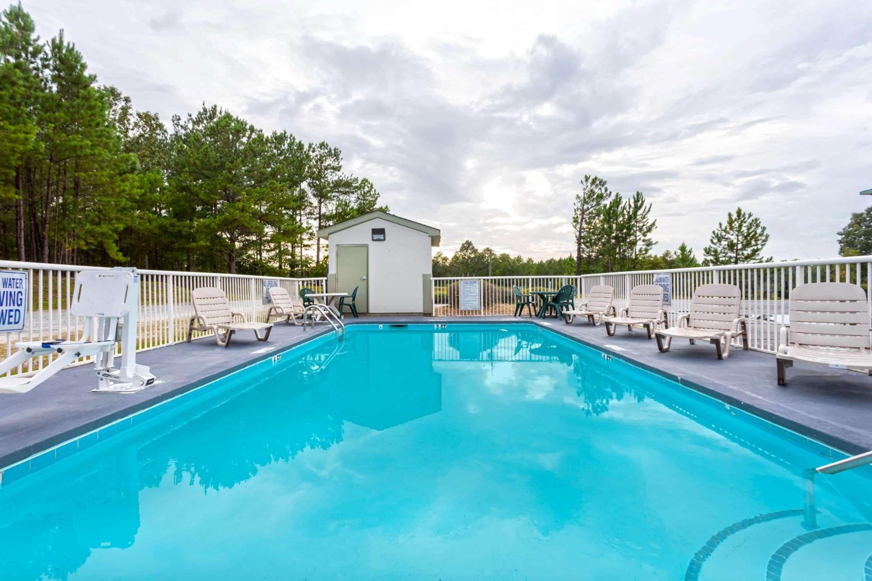 Days Inn by Wyndham Lugoff view 3