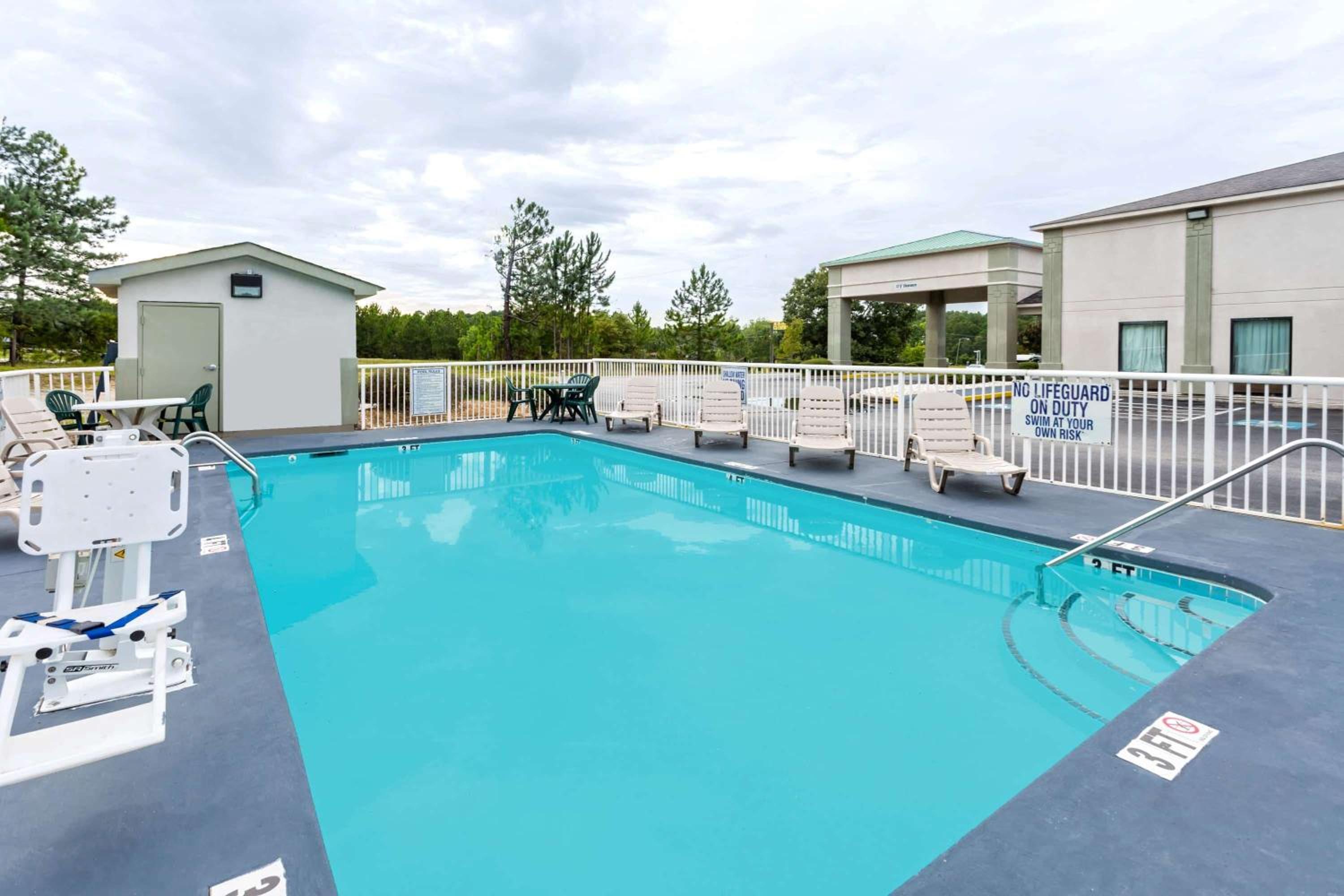 Days Inn by Wyndham Lugoff view 4