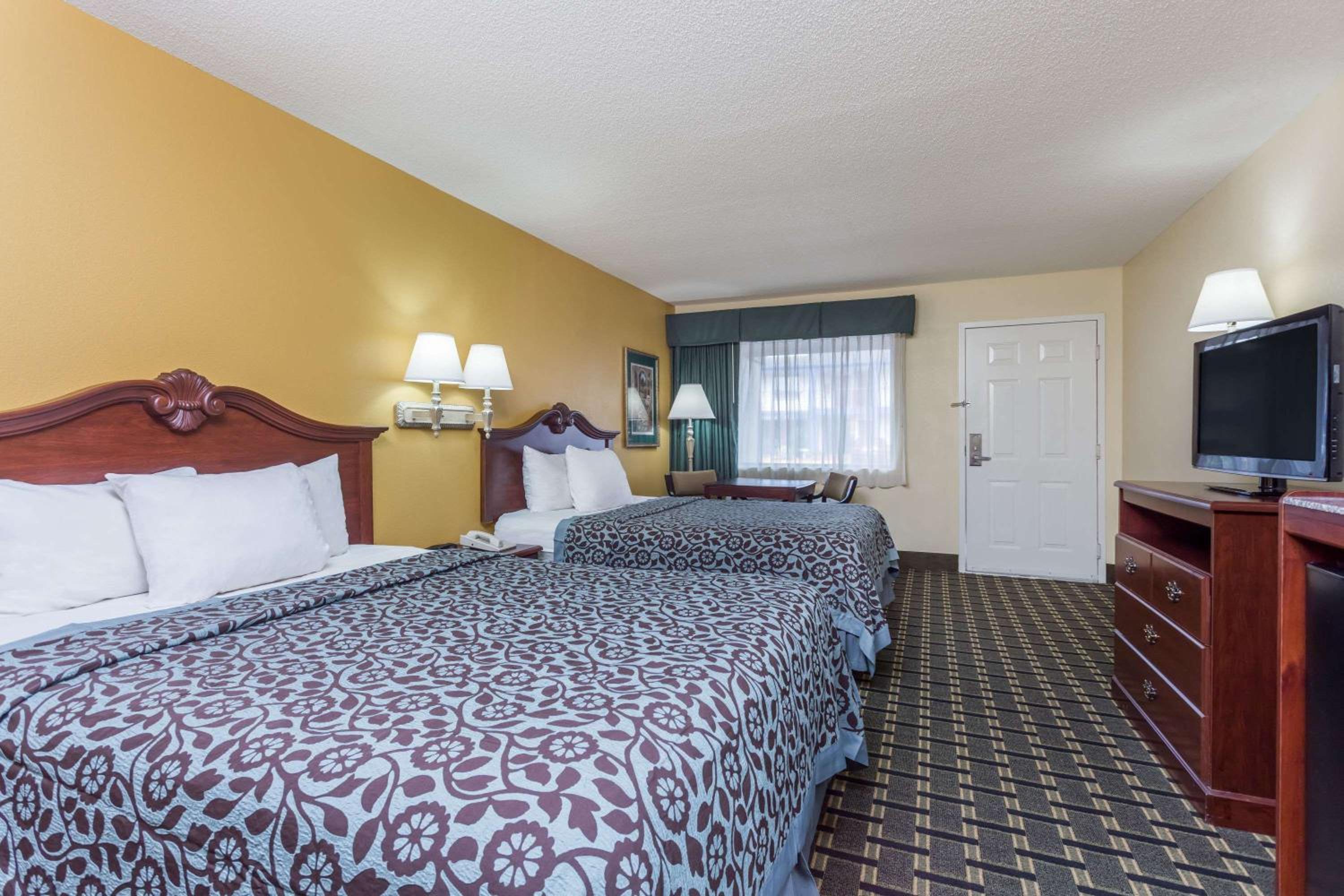 Days Inn & Suites by Wyndham Warner Robins Near Robins AFB
