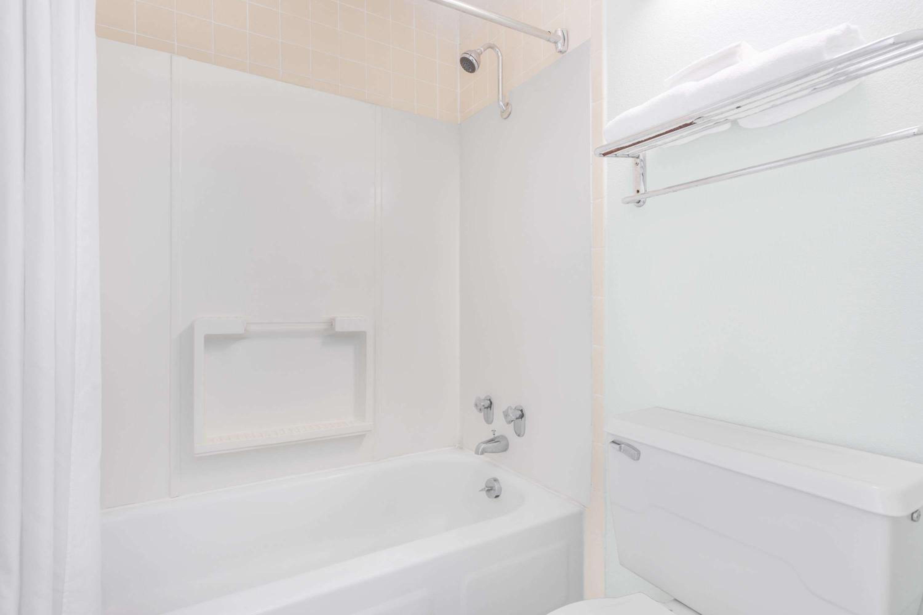 Days Inn by Wyndham Lavonia - Property Image 10