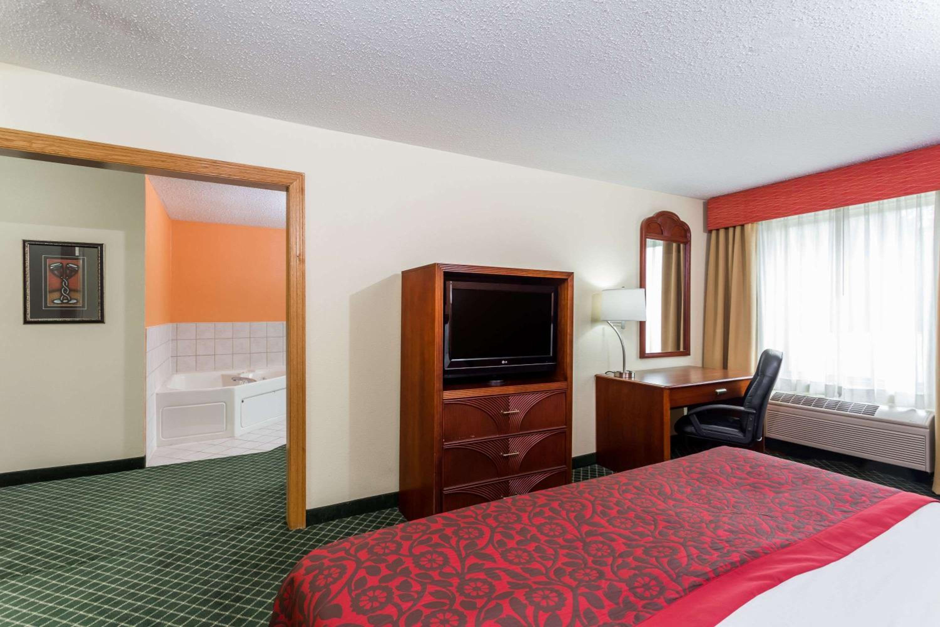 Bloomington Vacations - Days Inn  Suites by Wyndham Bloomington/Normal IL - Property Image 29
