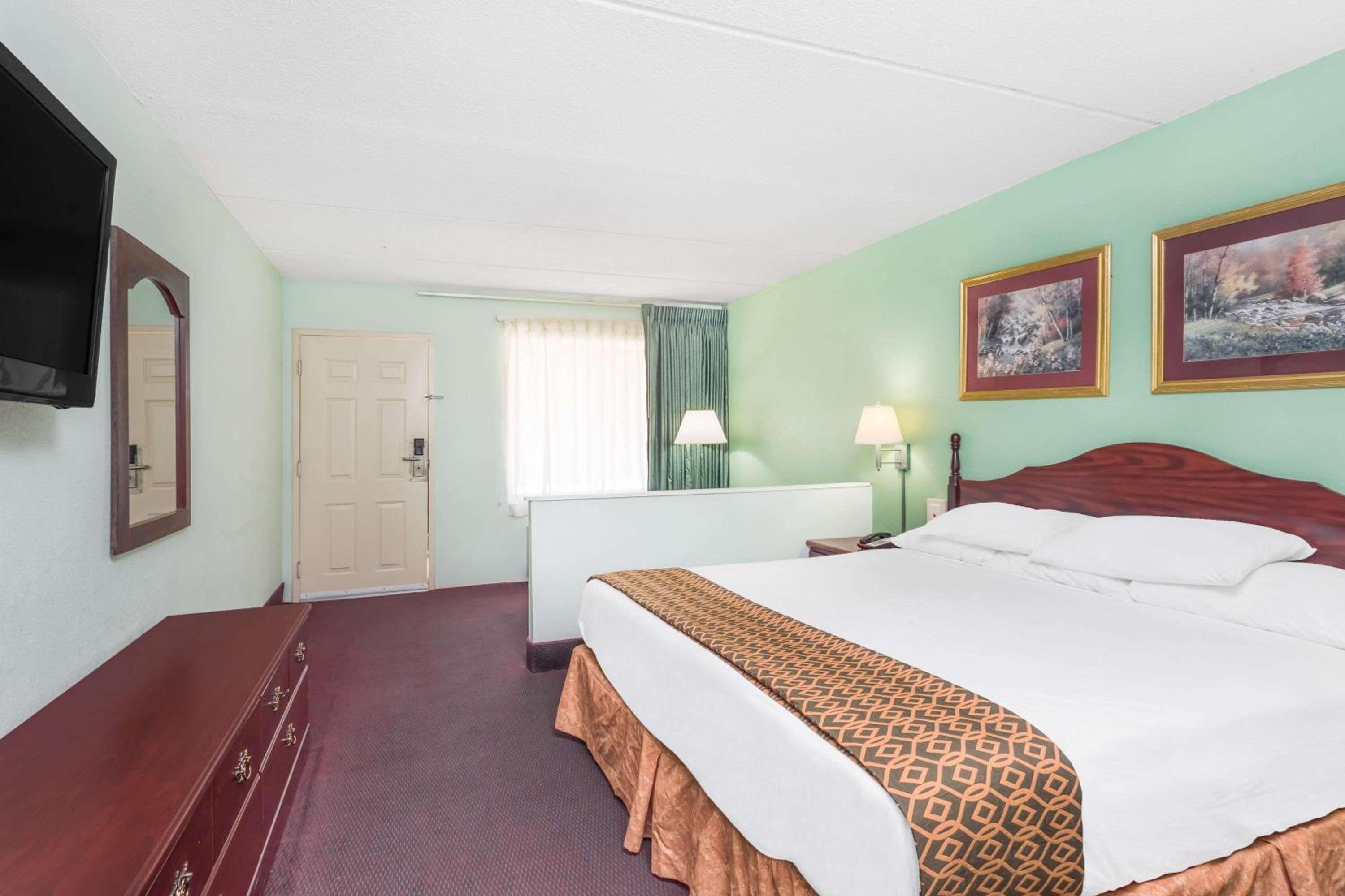 Days Inn by Wyndham Lavonia - Property Image 12