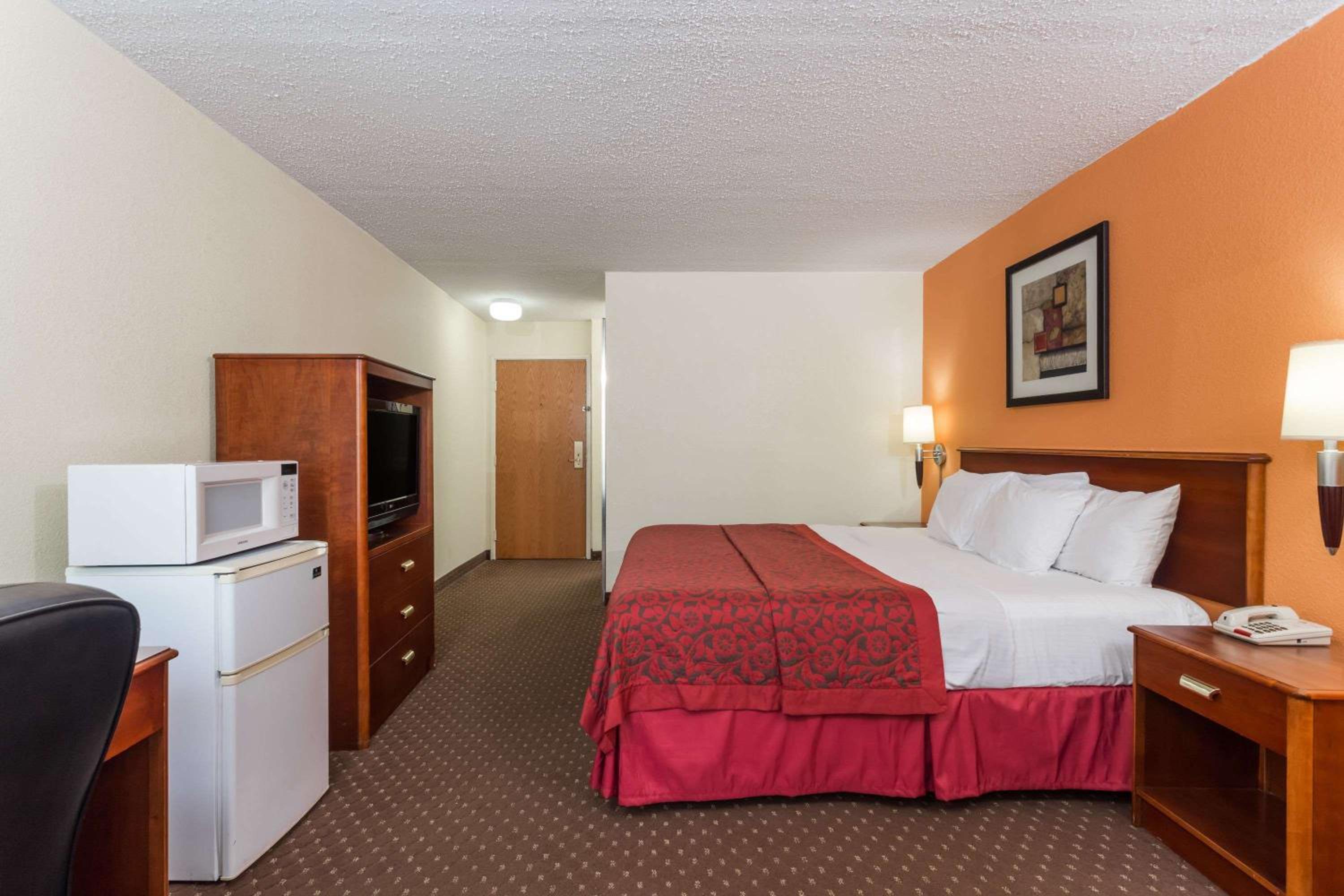 Bloomington Vacations - Days Inn  Suites by Wyndham Bloomington/Normal IL - Property Image 18
