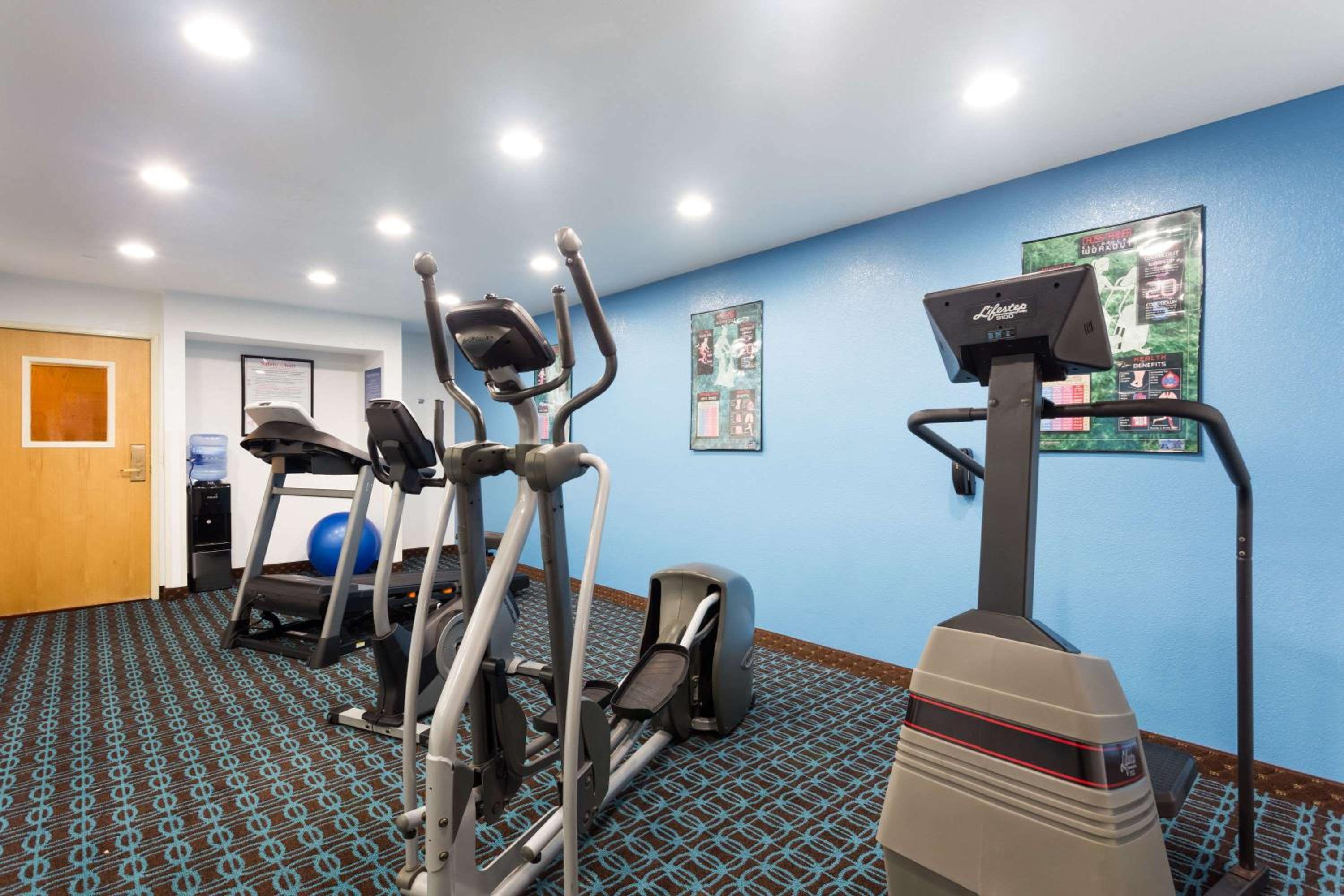 Bloomington Vacations - Days Inn  Suites by Wyndham Bloomington/Normal IL - Property Image 21