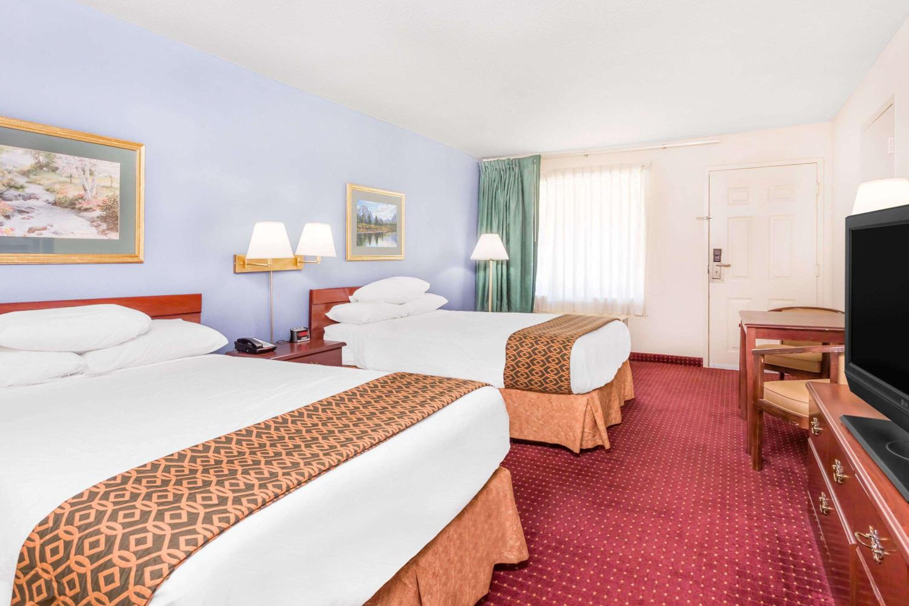 Days Inn by Wyndham Lavonia - Property Image 1