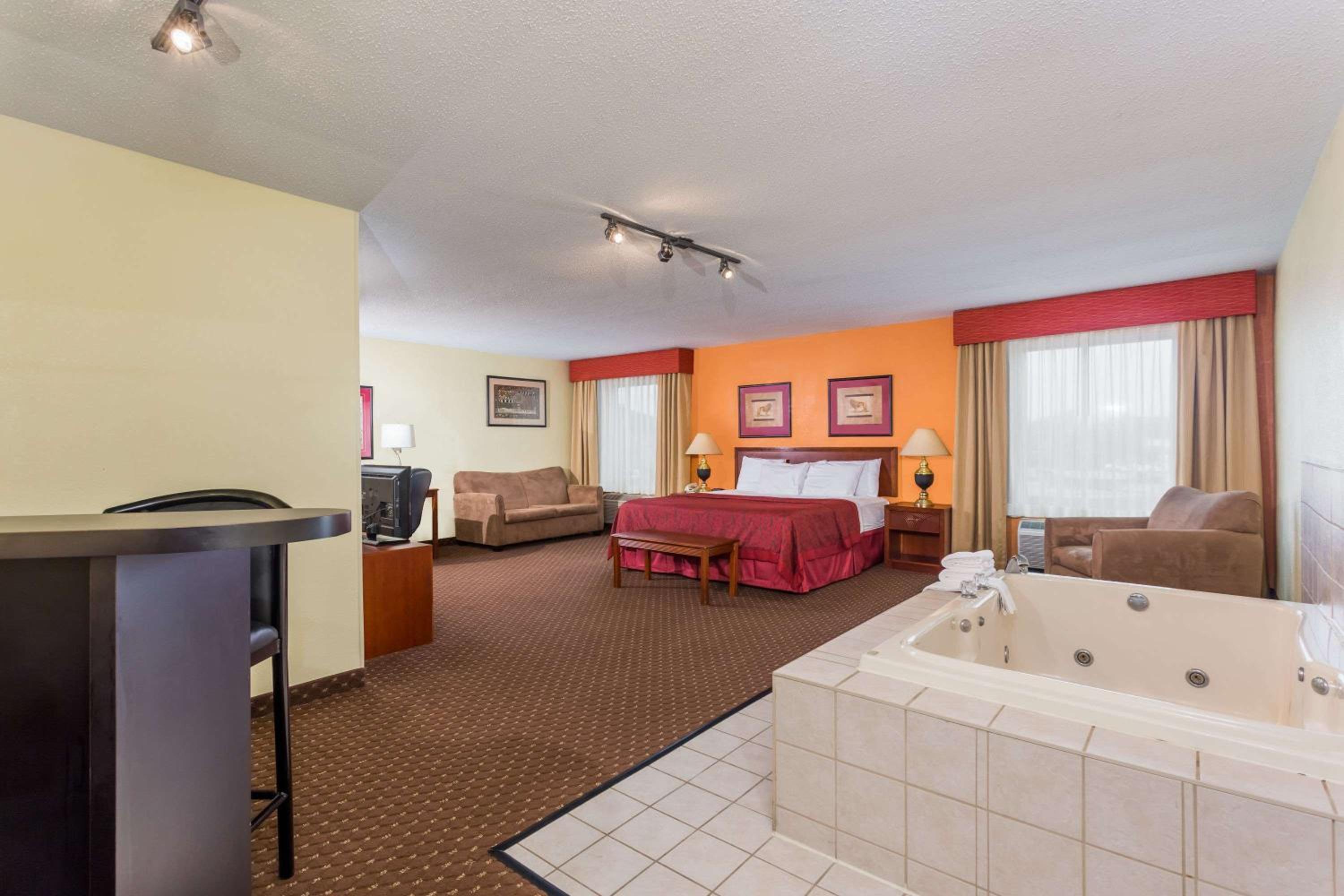 Bloomington Vacations - Days Inn  Suites by Wyndham Bloomington/Normal IL - Property Image 28