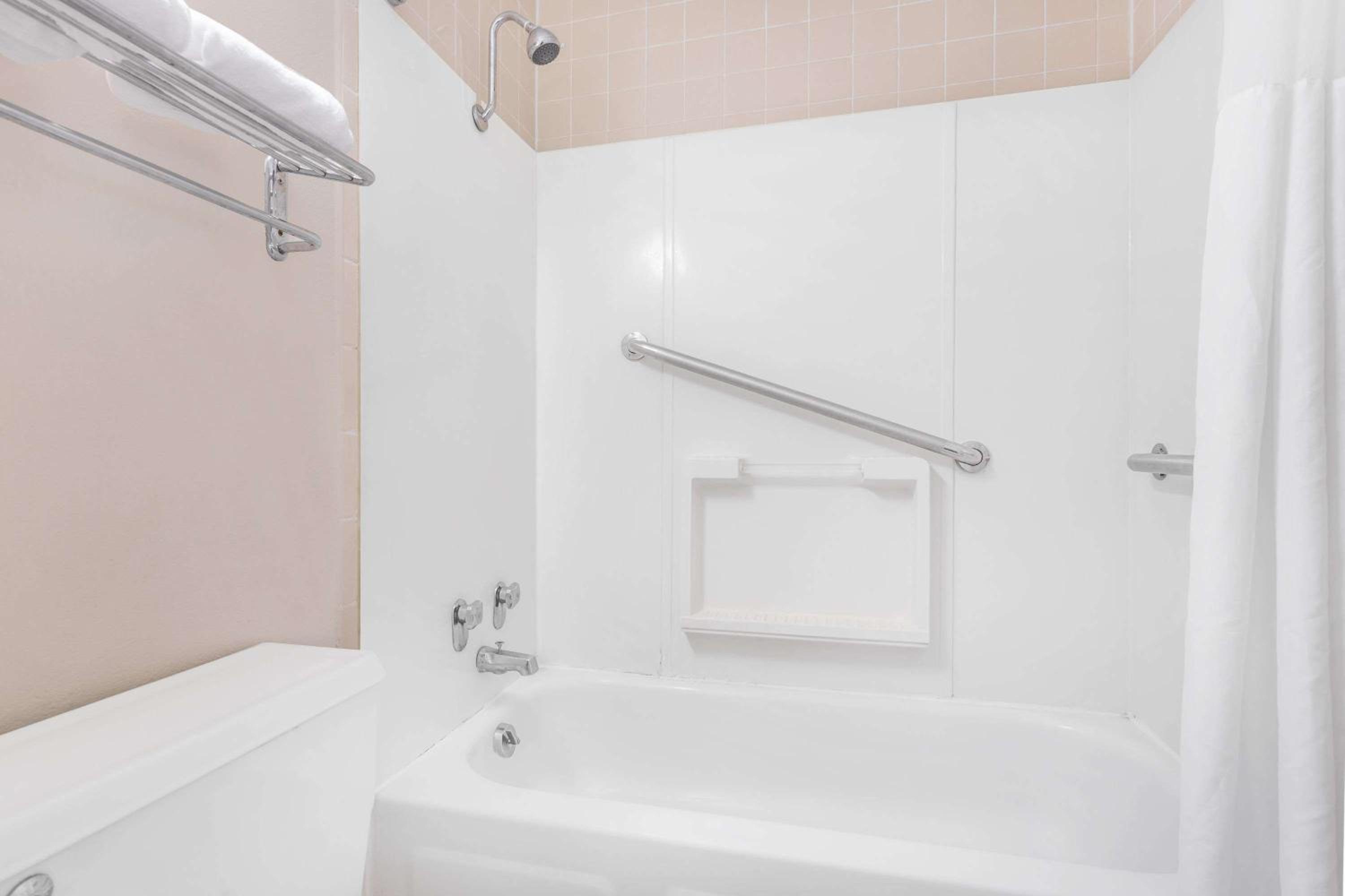 Days Inn by Wyndham Lavonia - Property Image 9