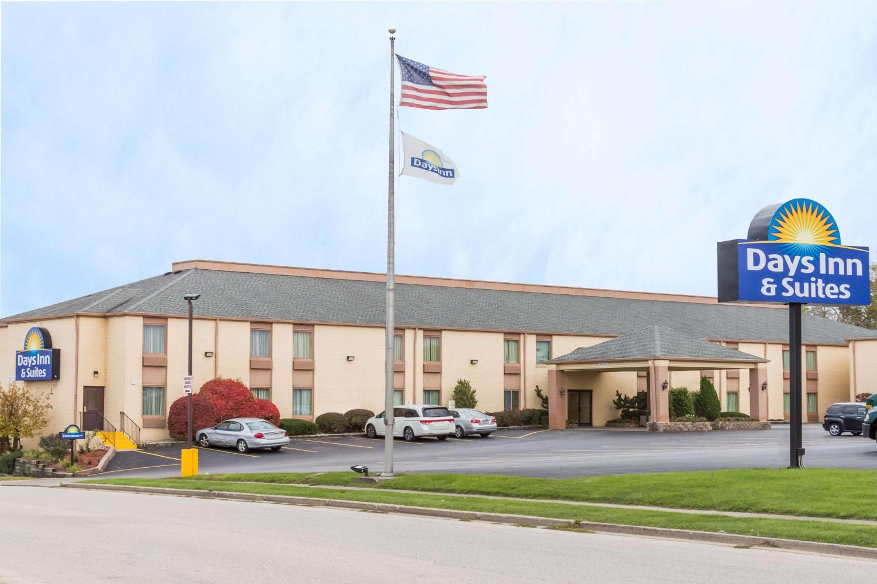 Bloomington Vacations - Days Inn  Suites by Wyndham Bloomington/Normal IL - Property Image 27