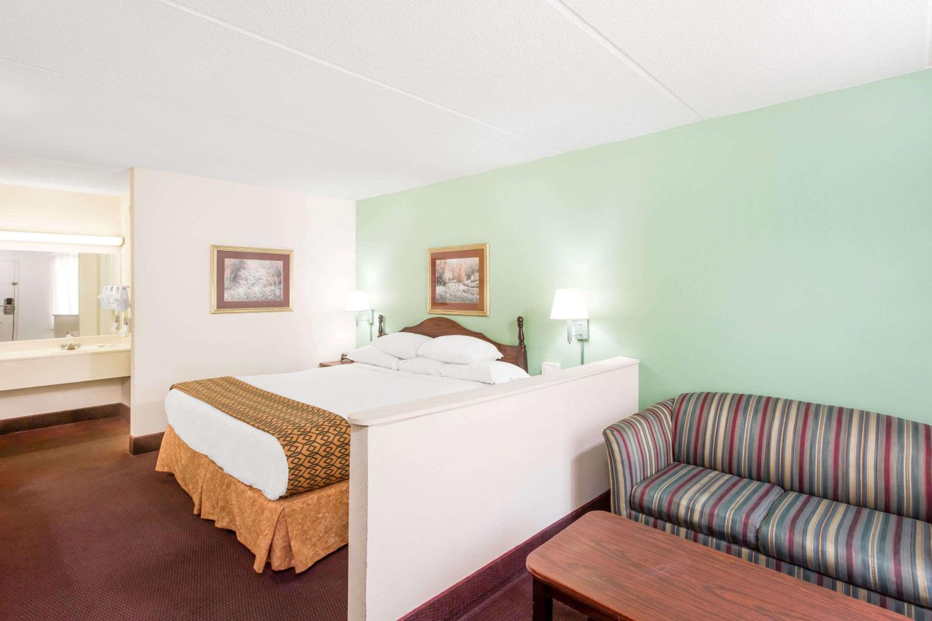 Days Inn by Wyndham Lavonia - Property Image 7