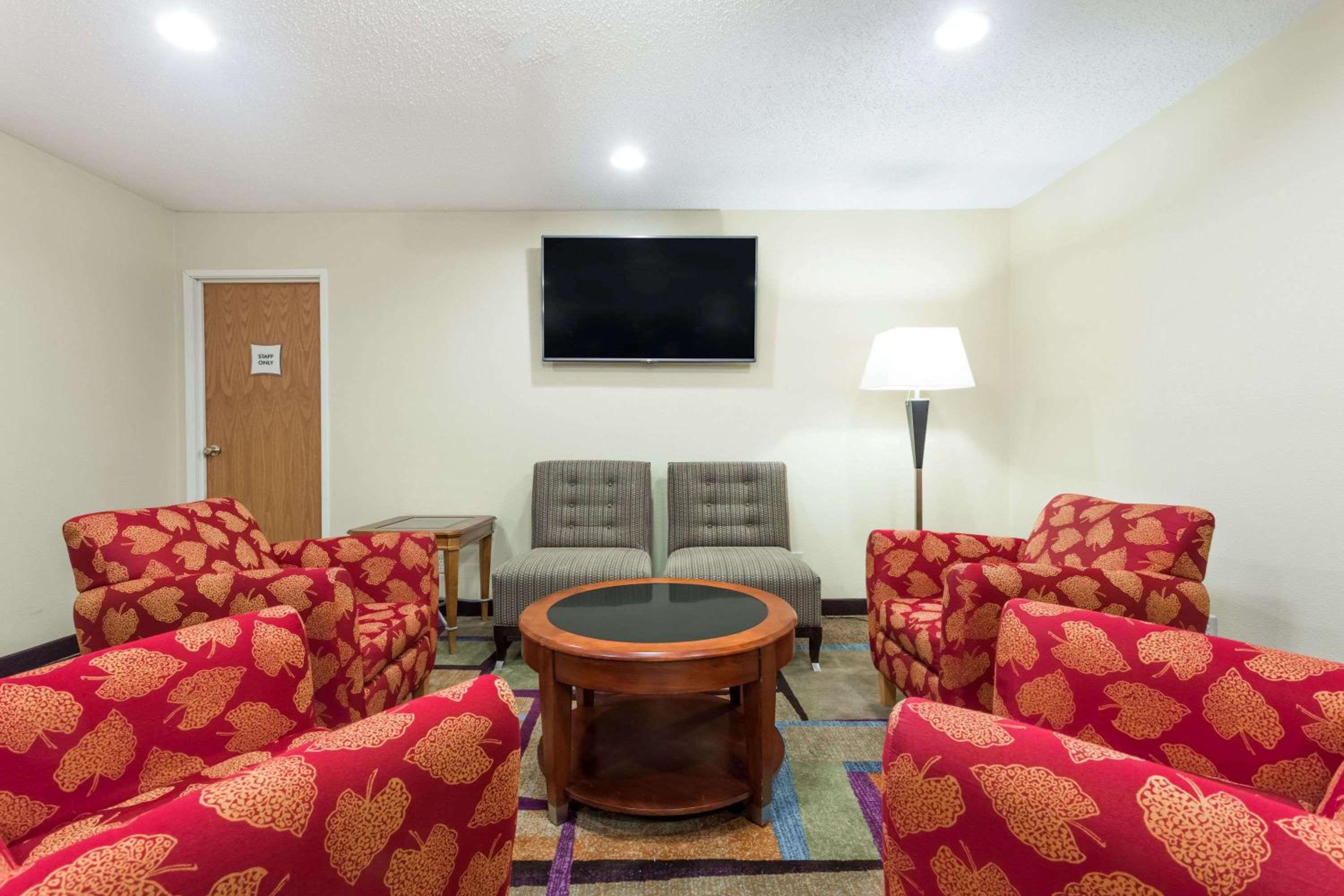 Bloomington Vacations - Days Inn  Suites by Wyndham Bloomington/Normal IL - Property Image 20