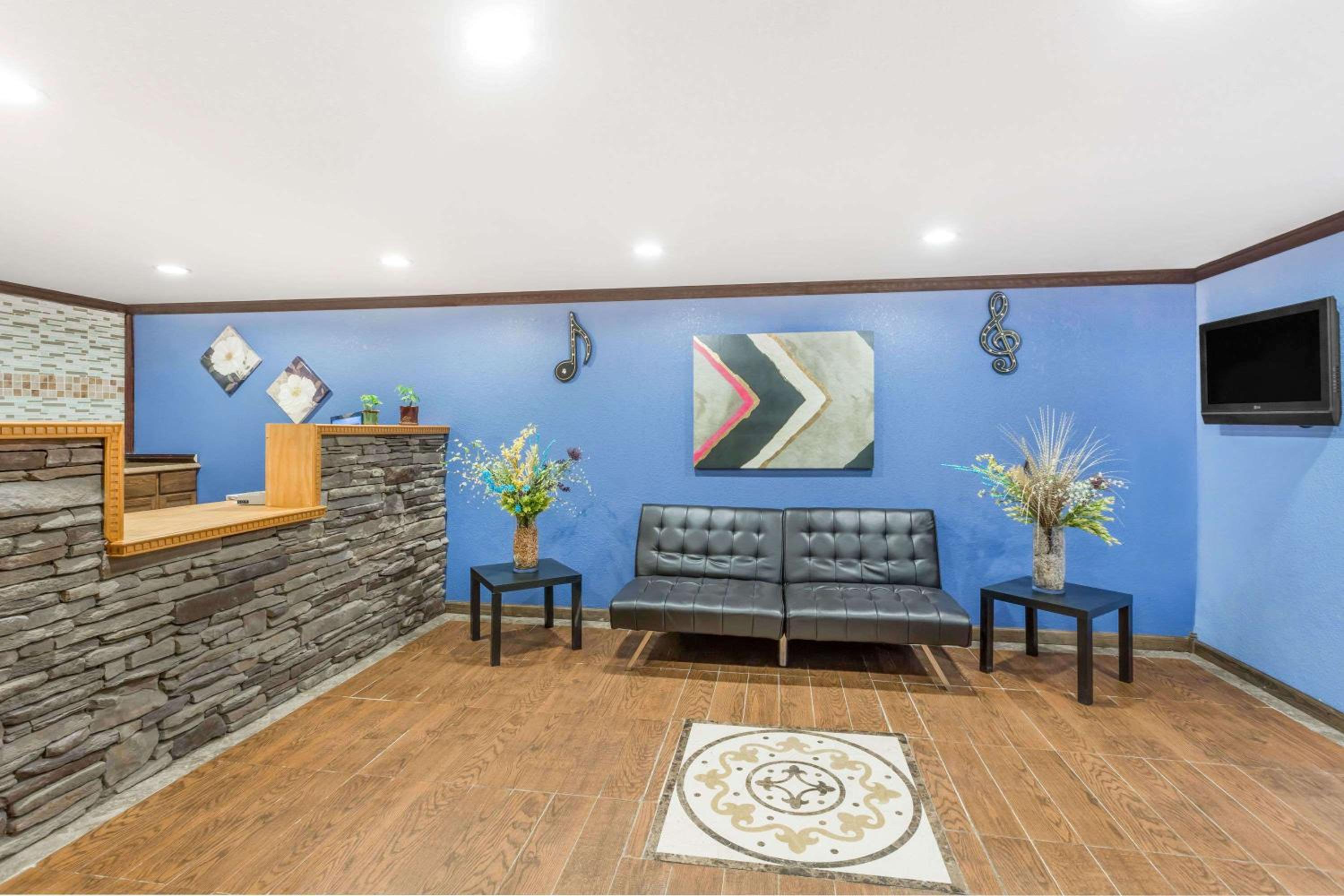 Days Inn by Wyndham Lavonia - Property Image 5