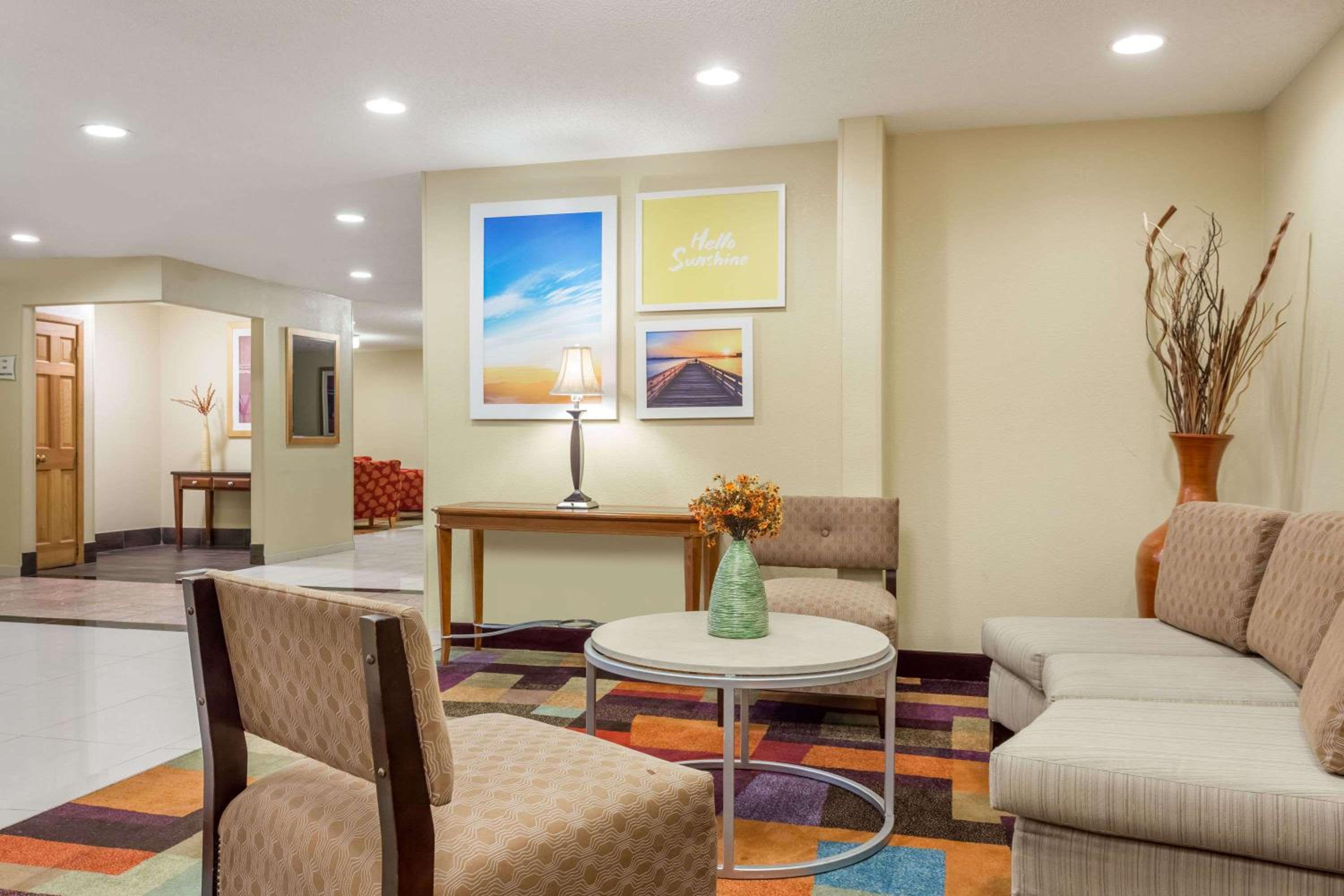 Bloomington Vacations - Days Inn  Suites by Wyndham Bloomington/Normal IL - Property Image 10