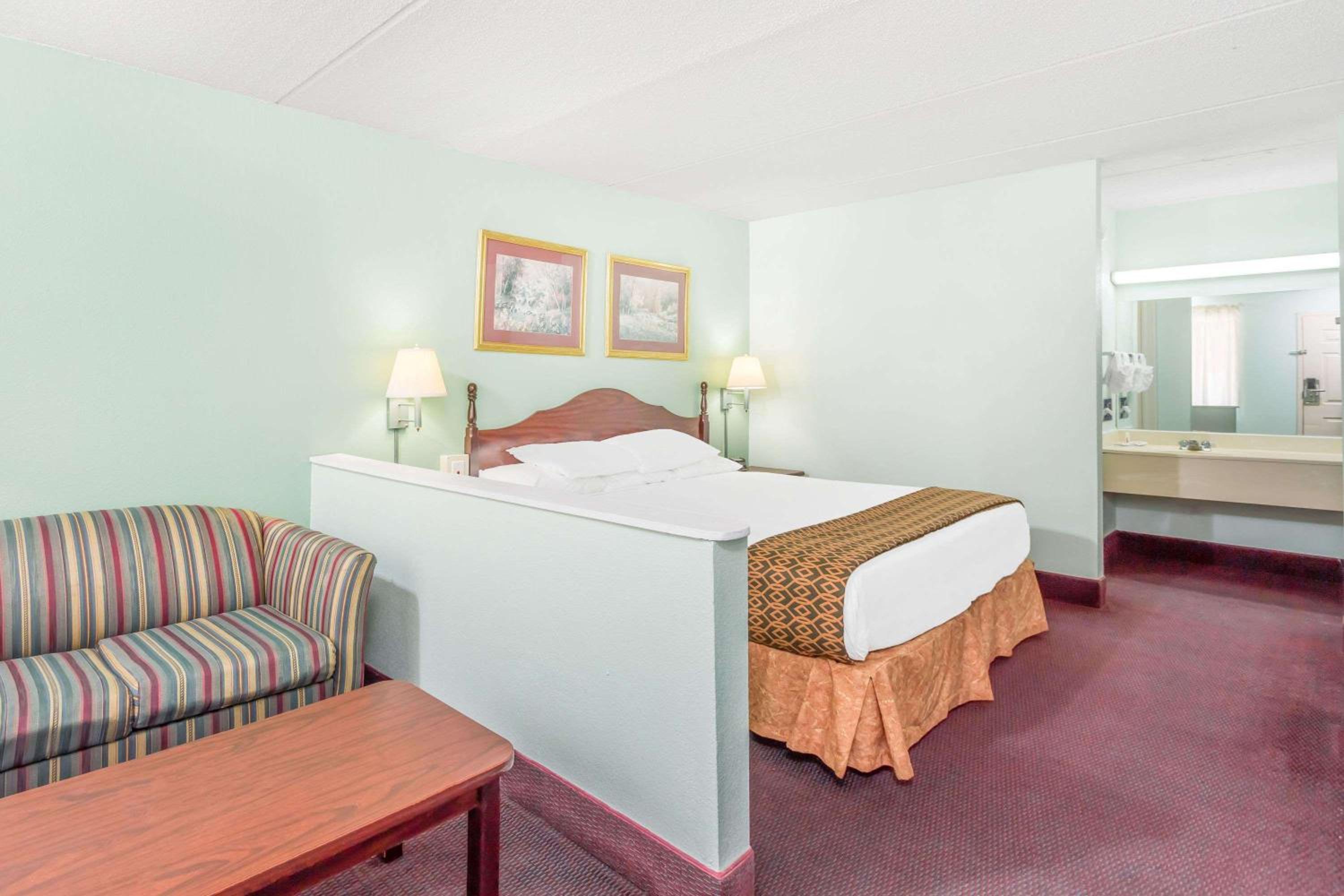 Days Inn by Wyndham Lavonia