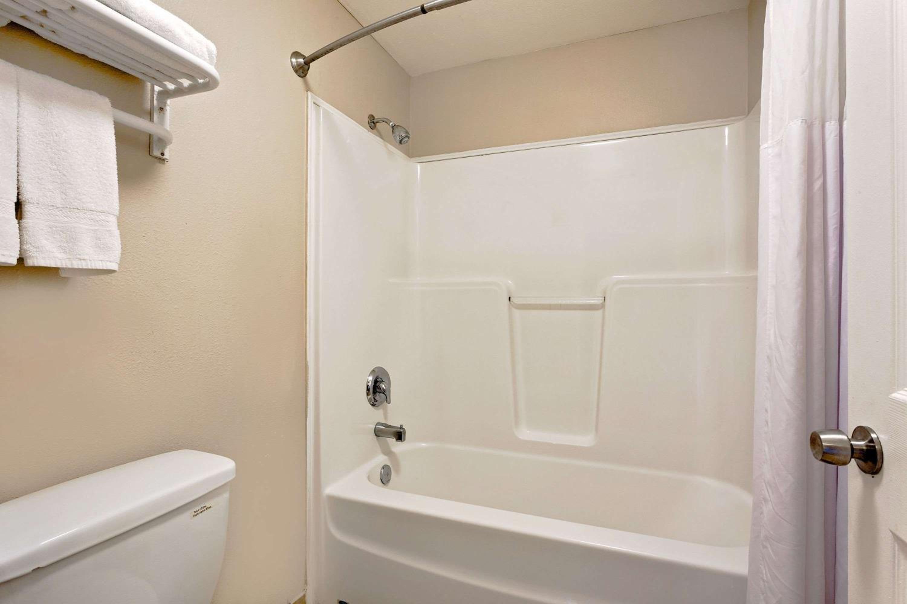 Days Inn by Wyndham Lakewood South Tacoma