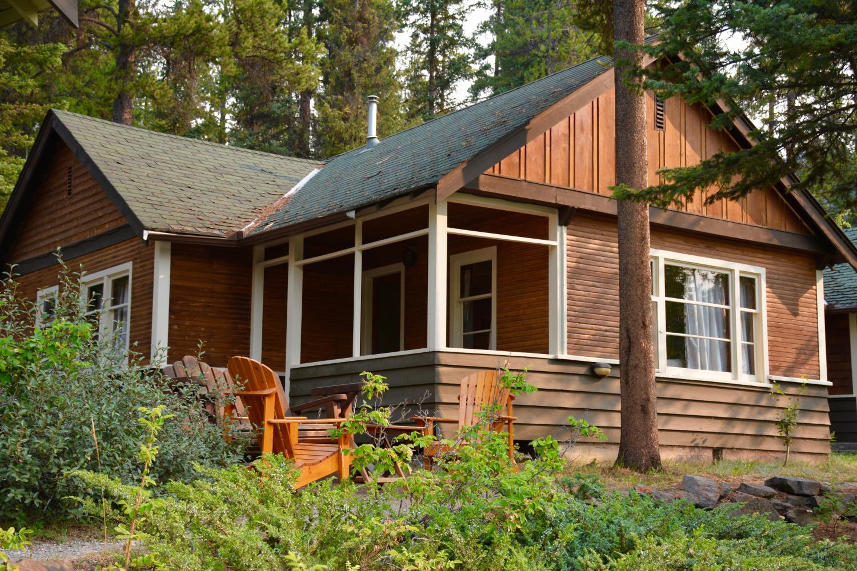Johnston Canyon Lodge & Bungalows view 3