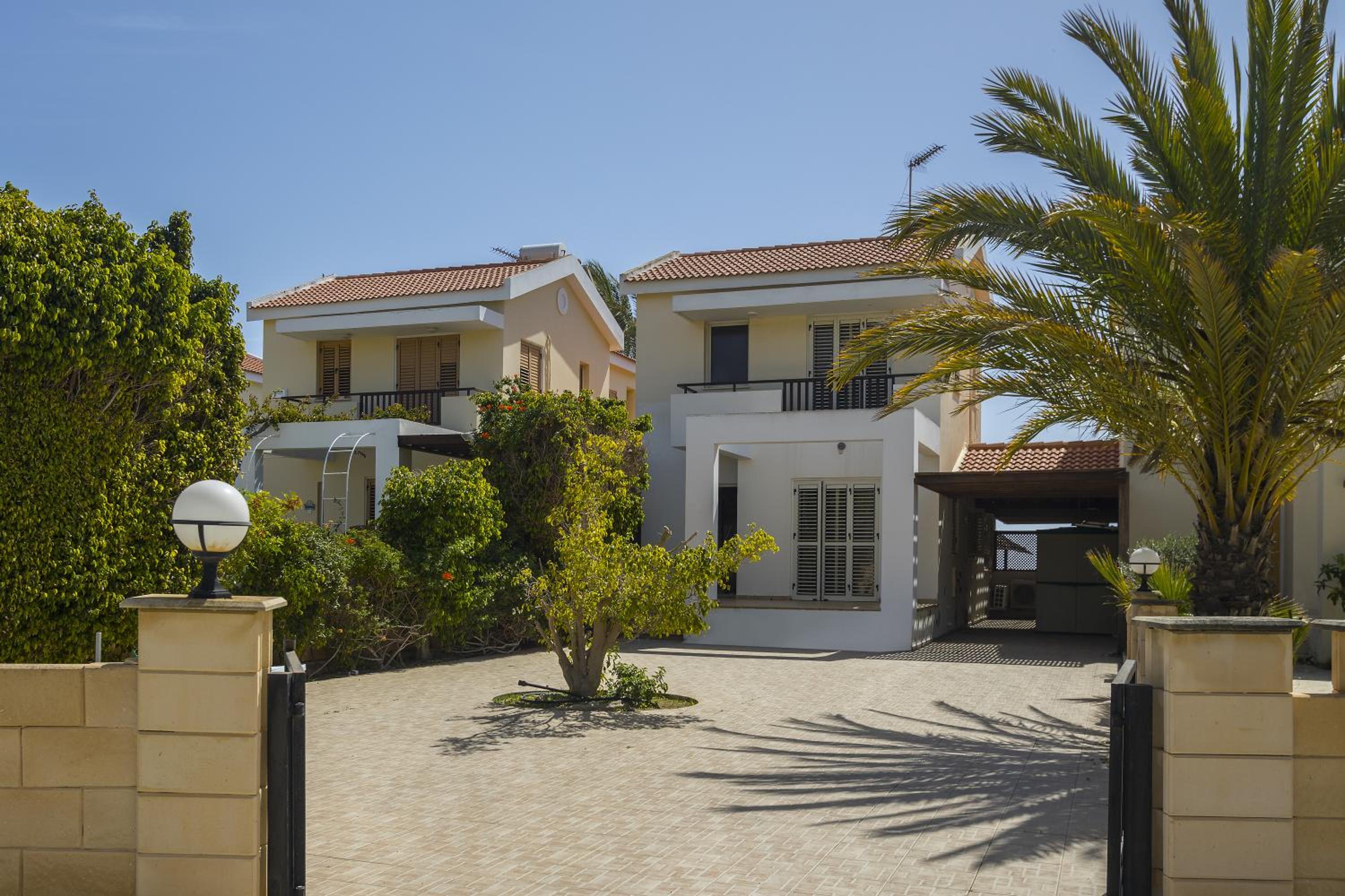 Hotel Meneou Beachfront Villa - Image 1