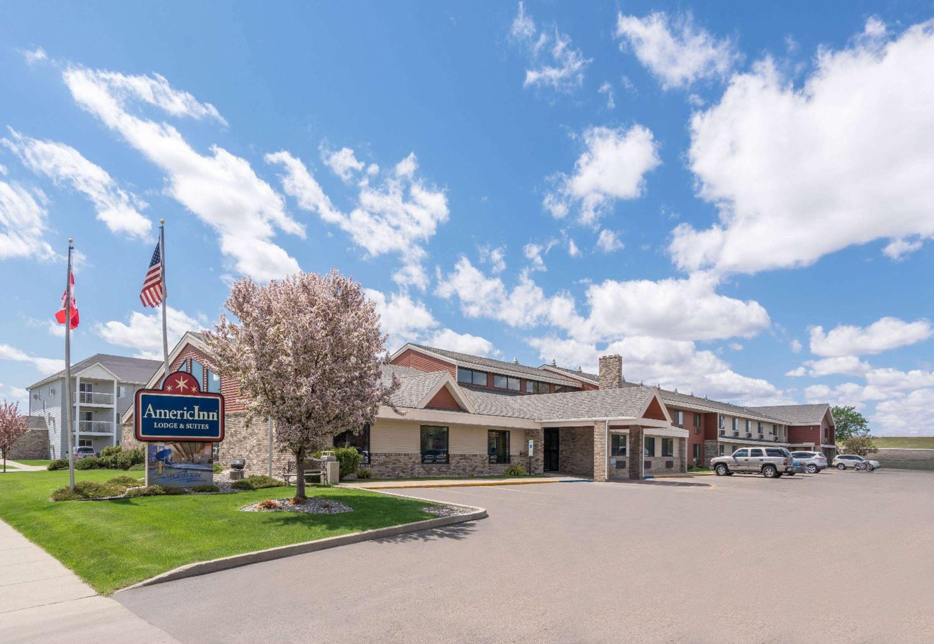 Hotel AmericInn by Wyndham Fargo West Acres