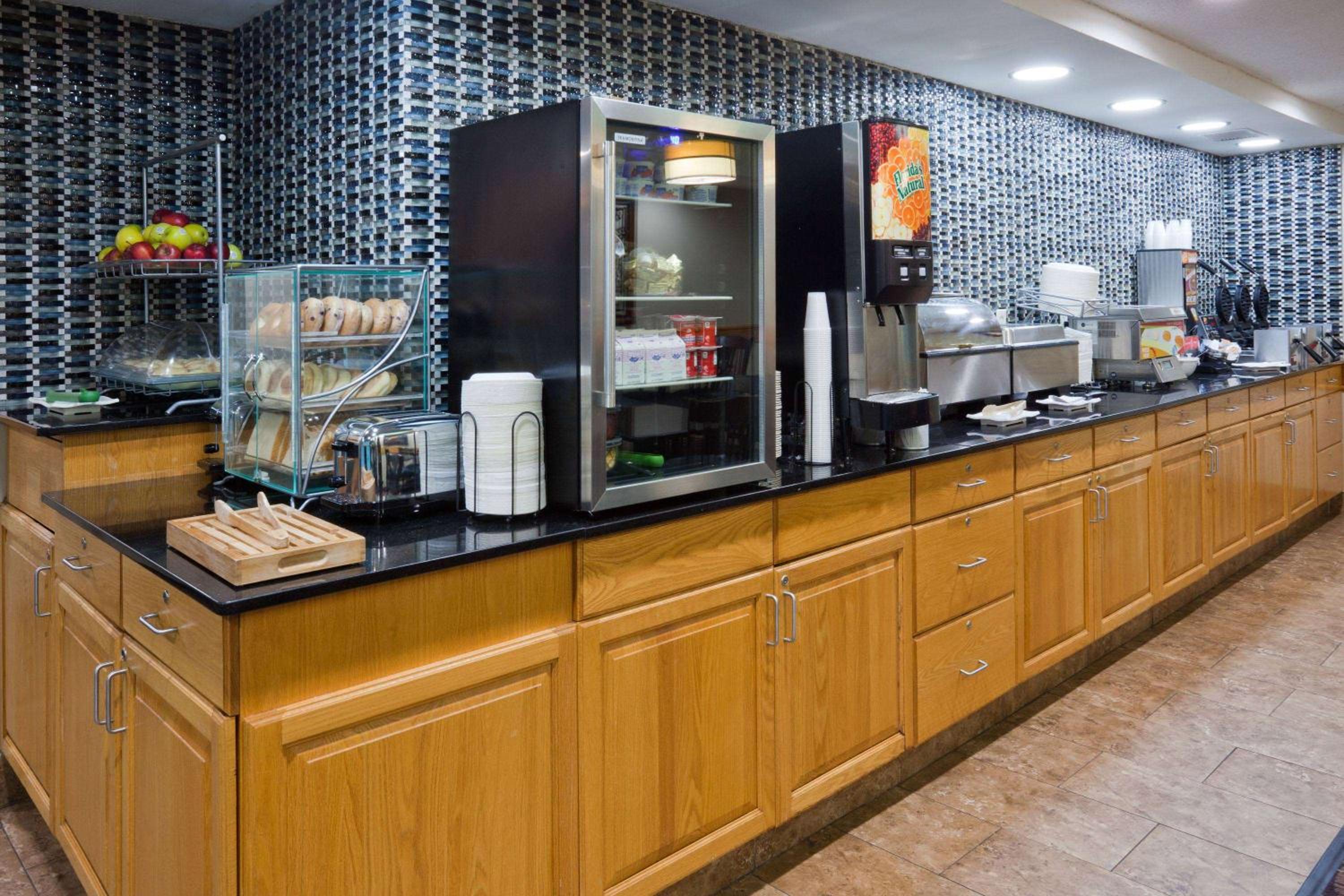 AmericInn by Wyndham Shakopee Near Canterbury Park - Property Image 5