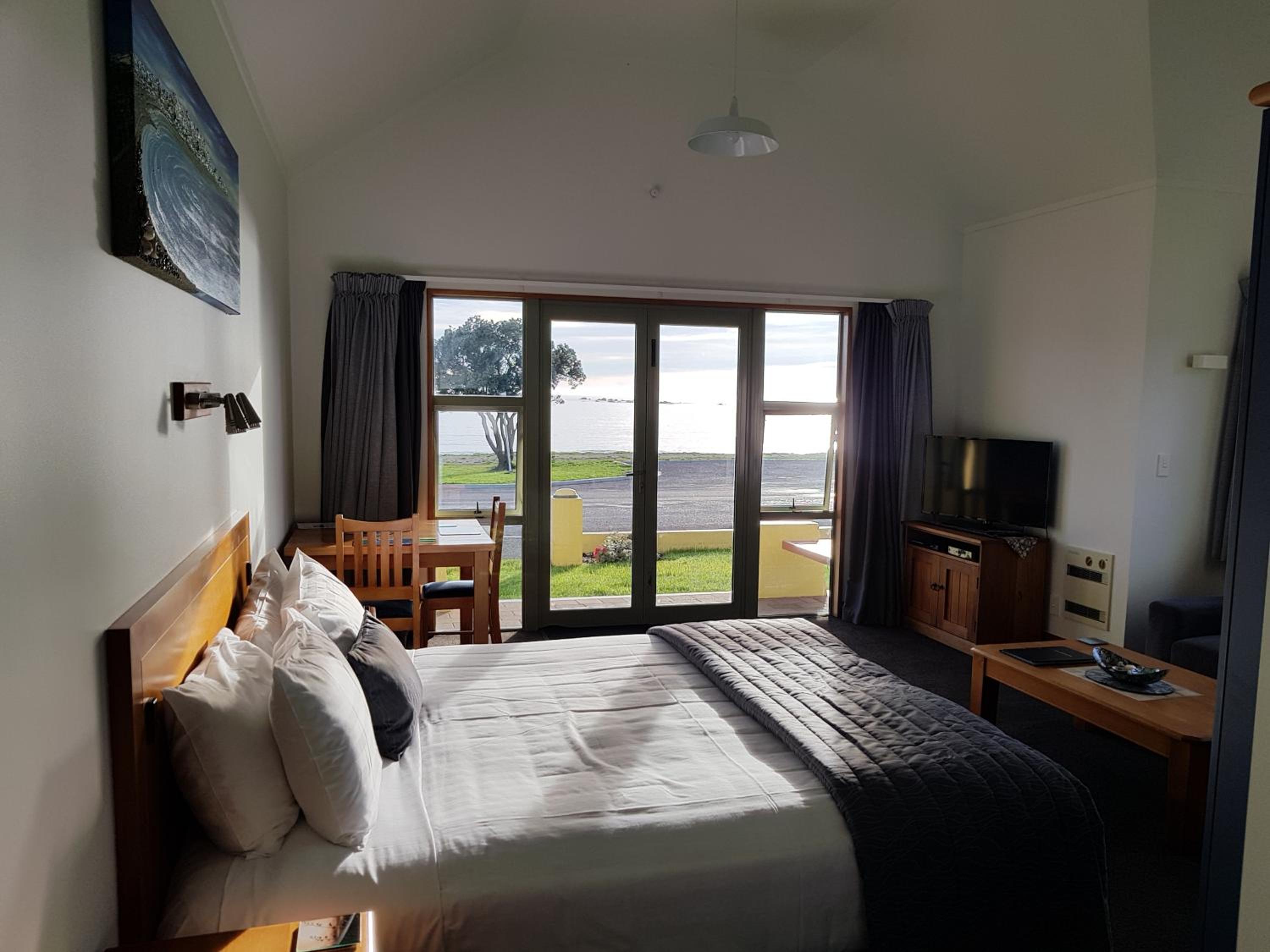 The Anchor Inn Beachfront Motel