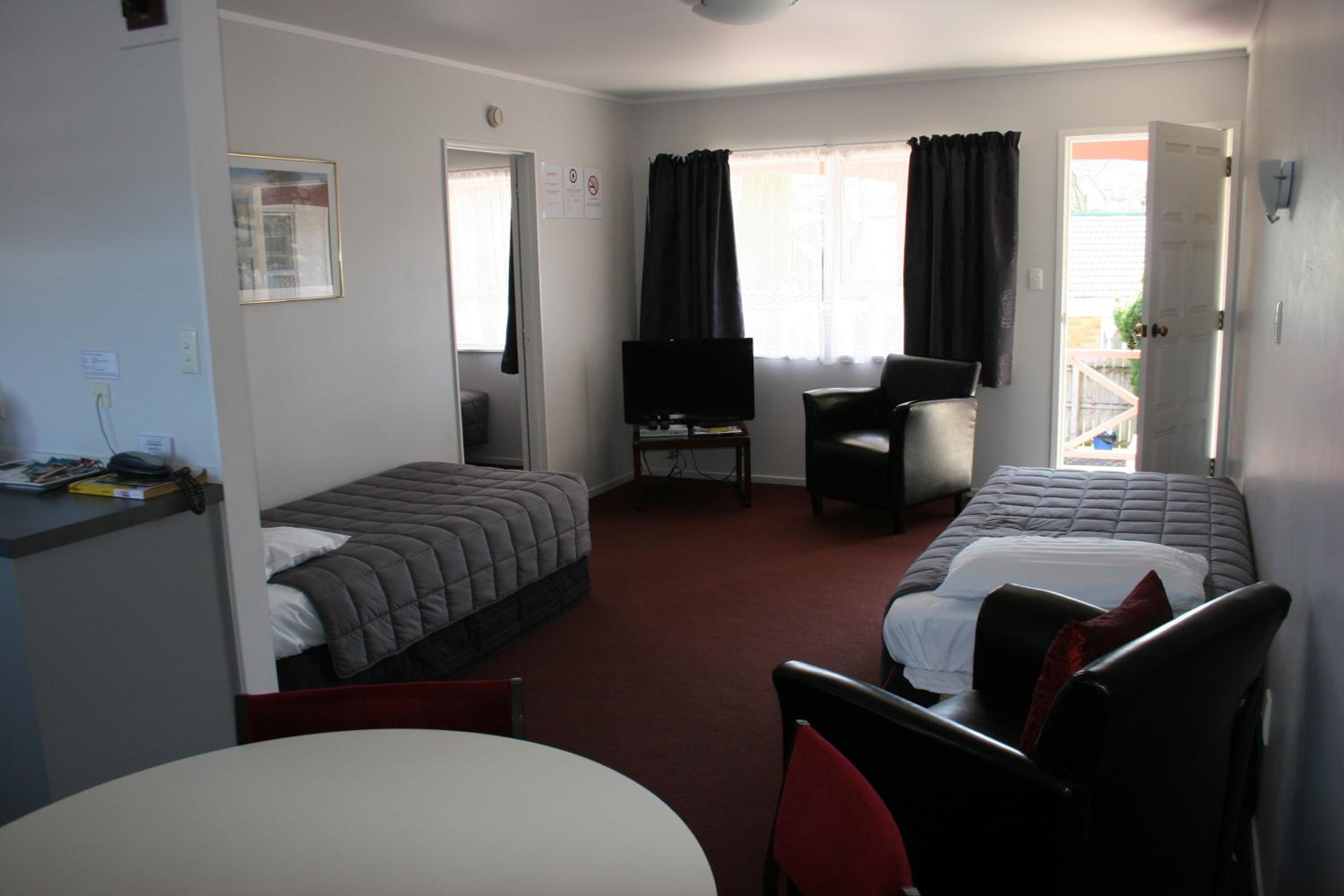 Burgundy Rose Motel view 4