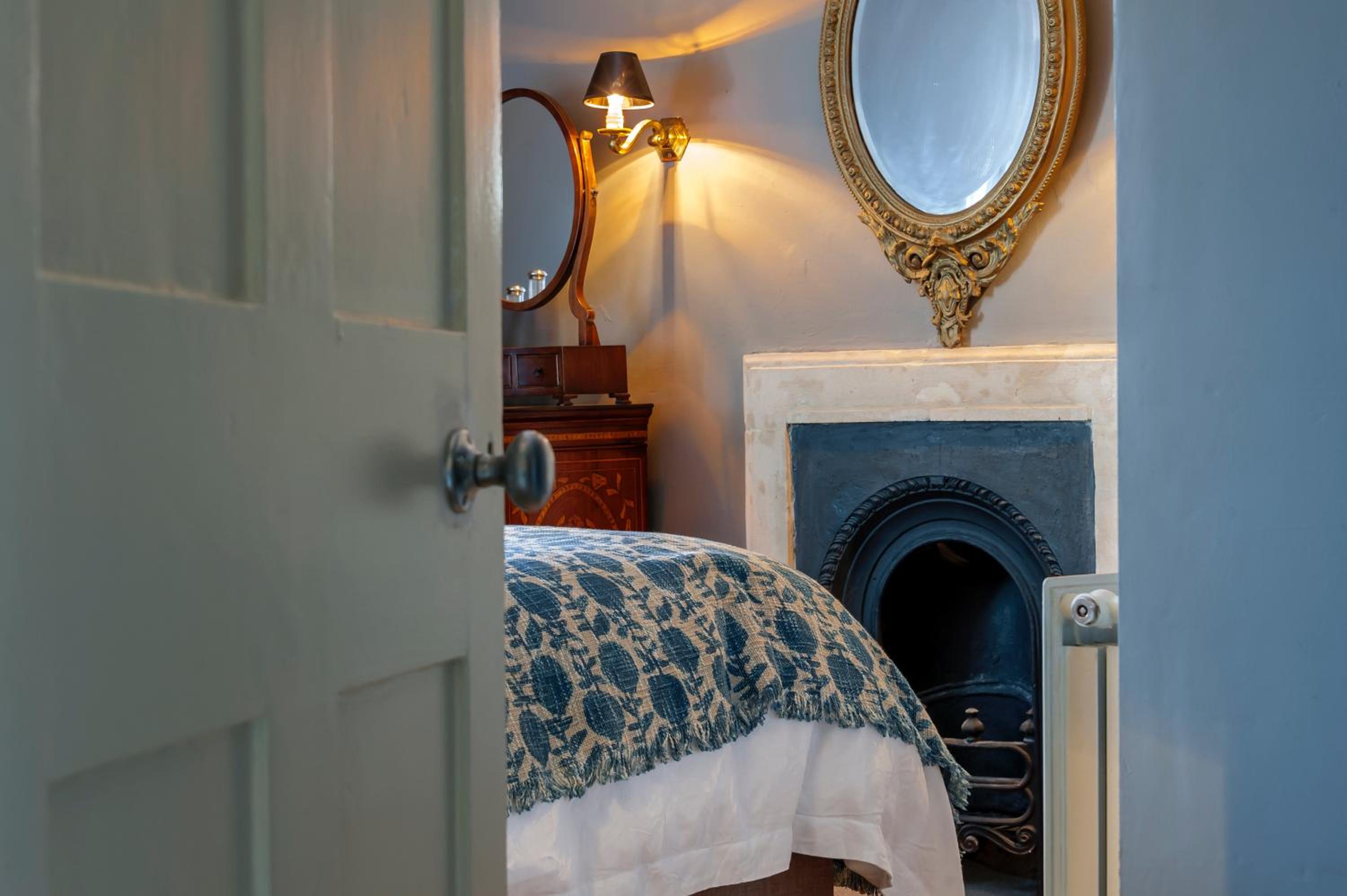 Luxury Regency Apartment in Bath City Centre view 4