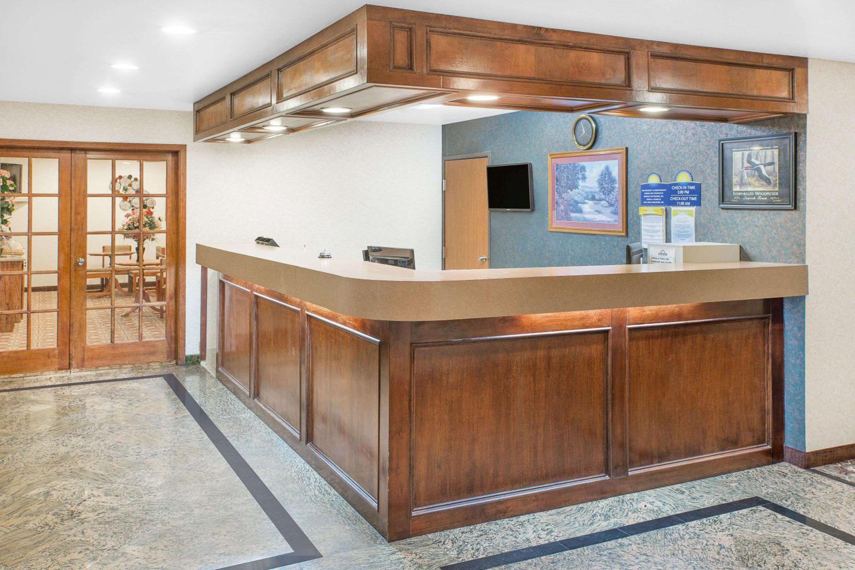 Days Inn & Suites by Wyndham Brinkley view 2