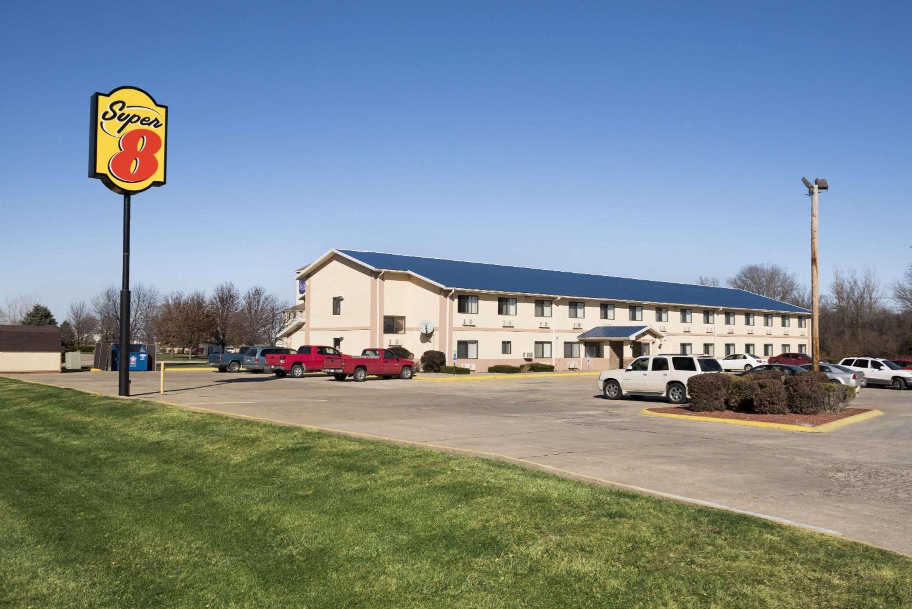 Danville Vacations - Super 8 by Wyndham Danville - Property Image 2