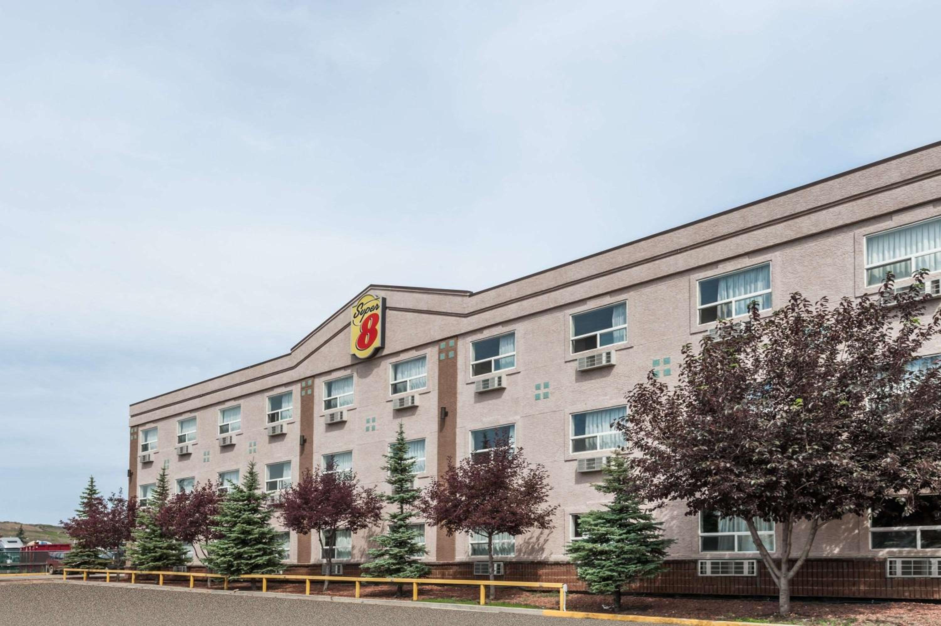 Hotel Super 8 by Wyndham Edmonton/West - Image 1