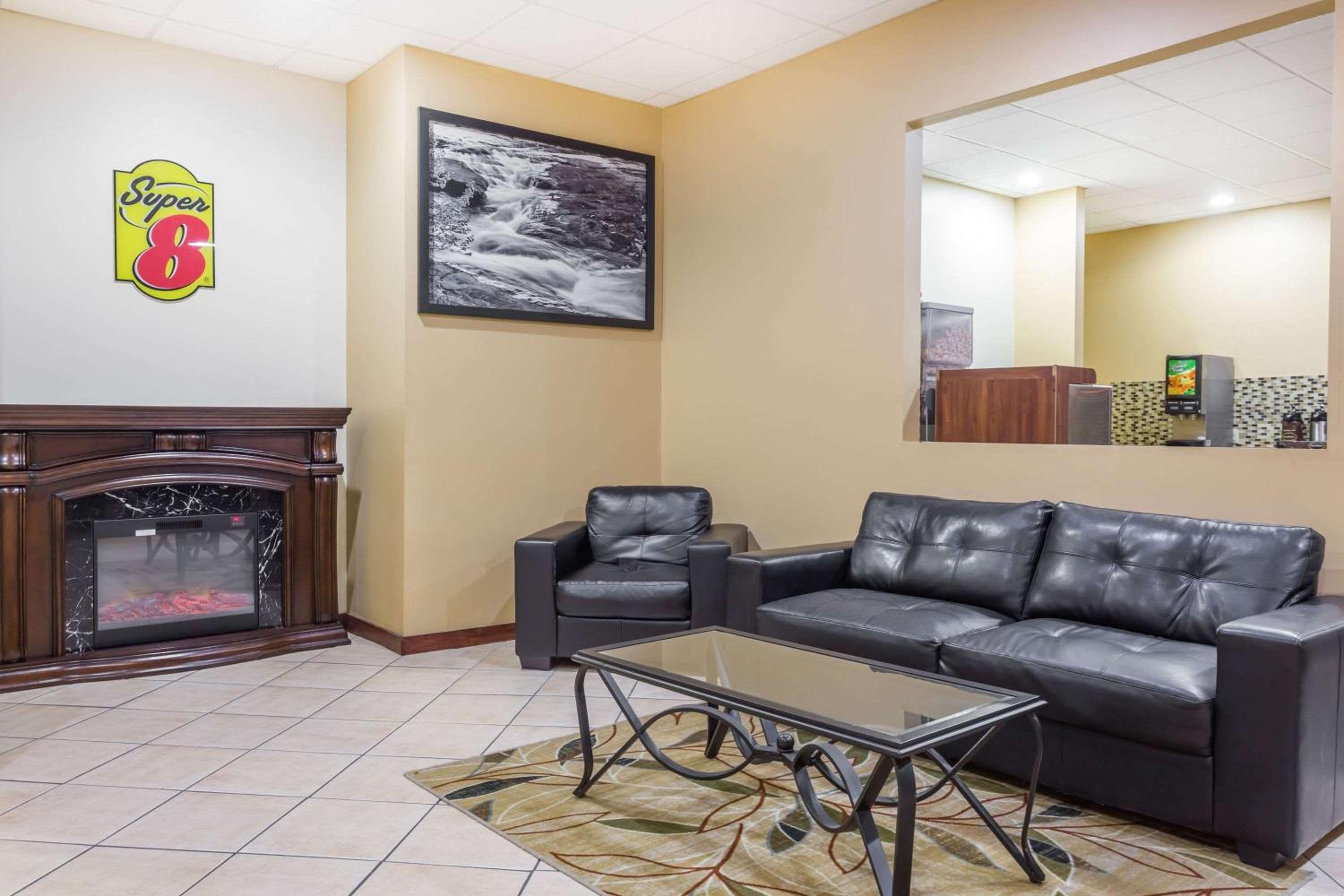 Super 8 by Wyndham Macon West view 2