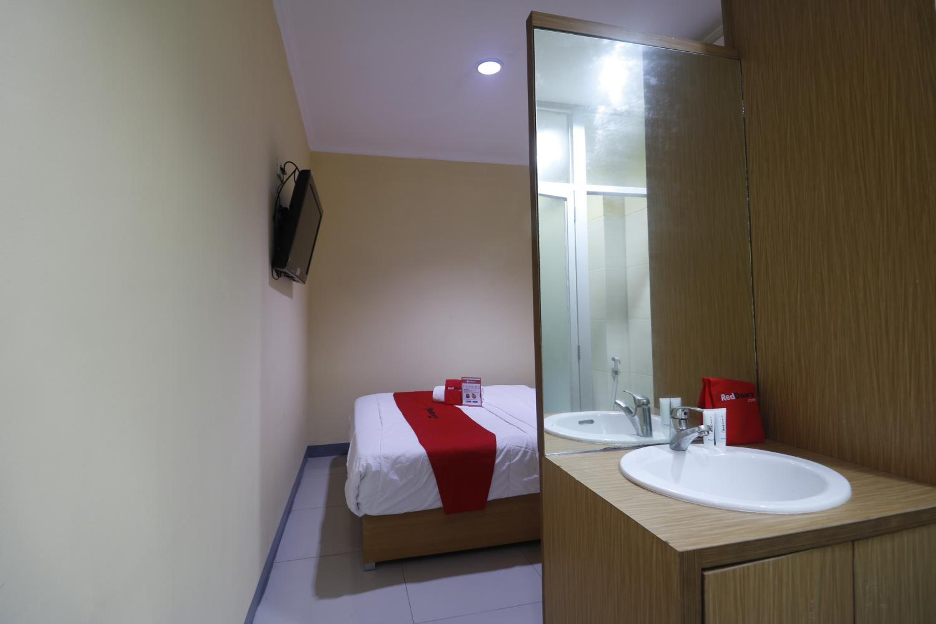 RedDoorz near ITC Cempaka Mas