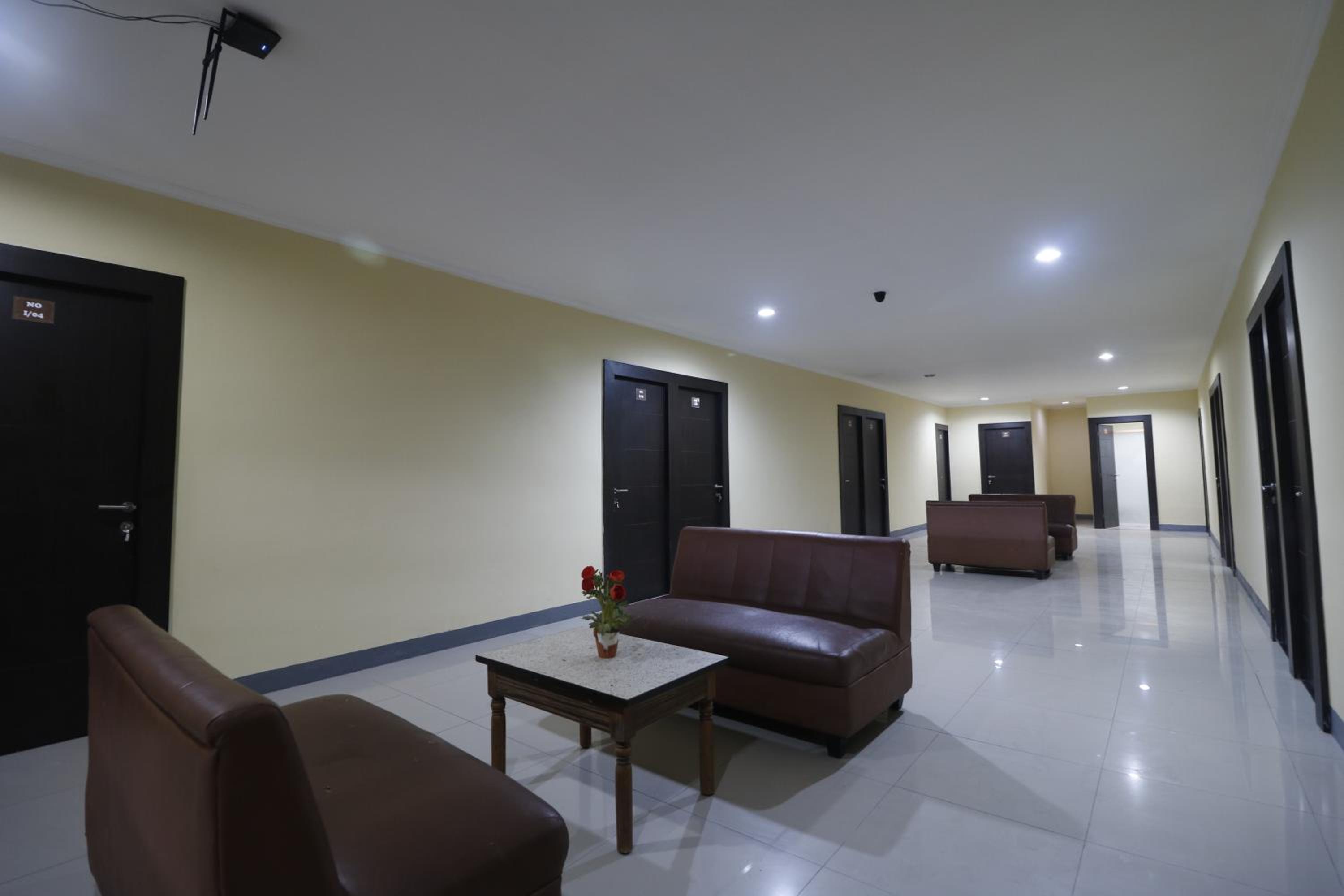 RedDoorz near ITC Cempaka Mas